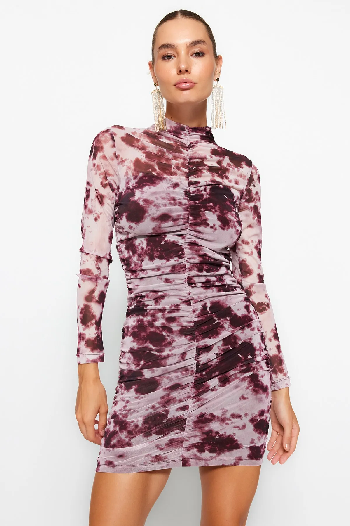 Trendyol Collection  Mehrfarbiges, figurbetontes, gefüttertes, elegantes Abendkleid aus Tüll mit hohem Kragen und Farbverlauf TPRAW24EL00029