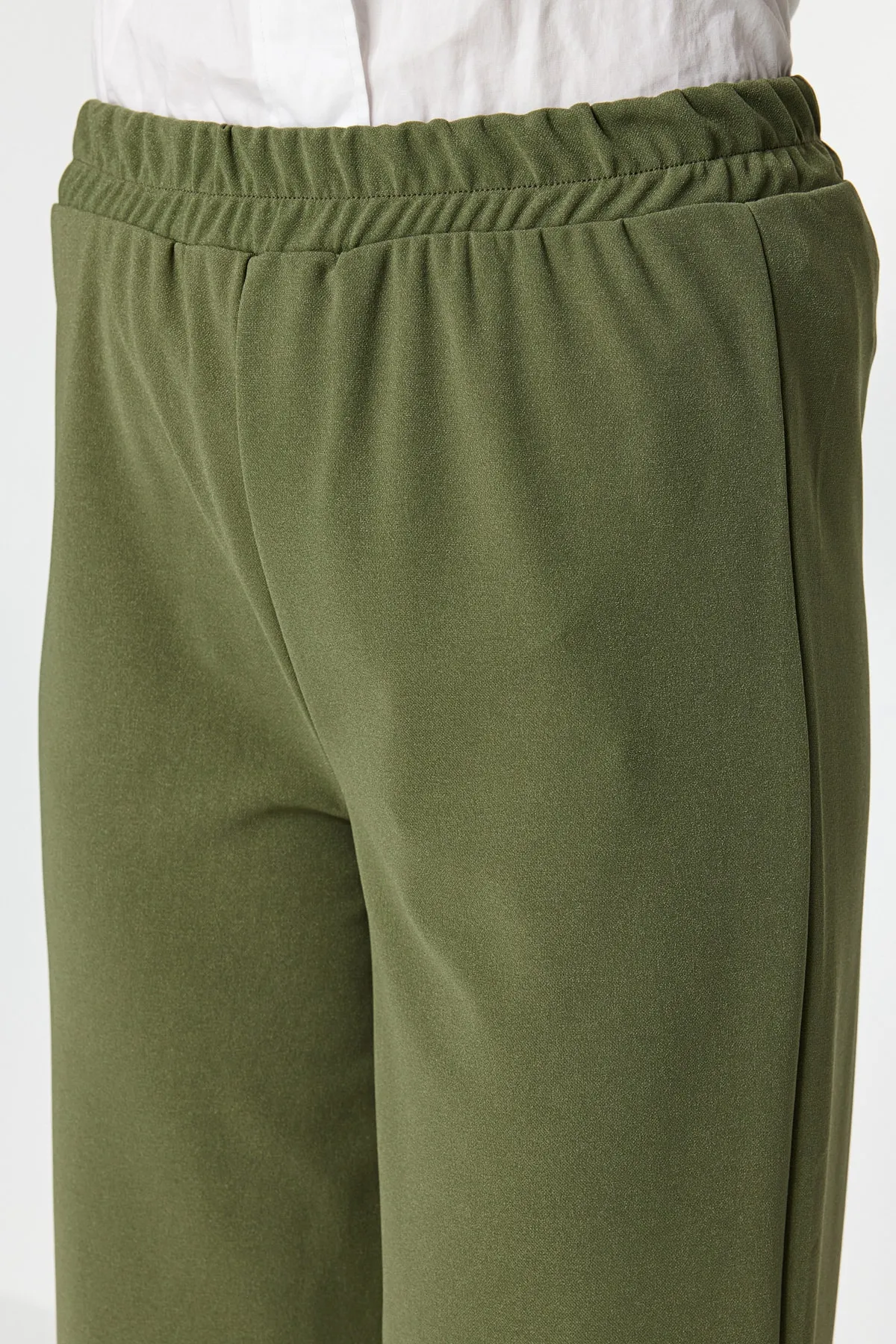 Trendyol Modest  Khakifarbenes Set aus Strickweste und -hose – mit goldenen Knöpfen TCTAW22US0062