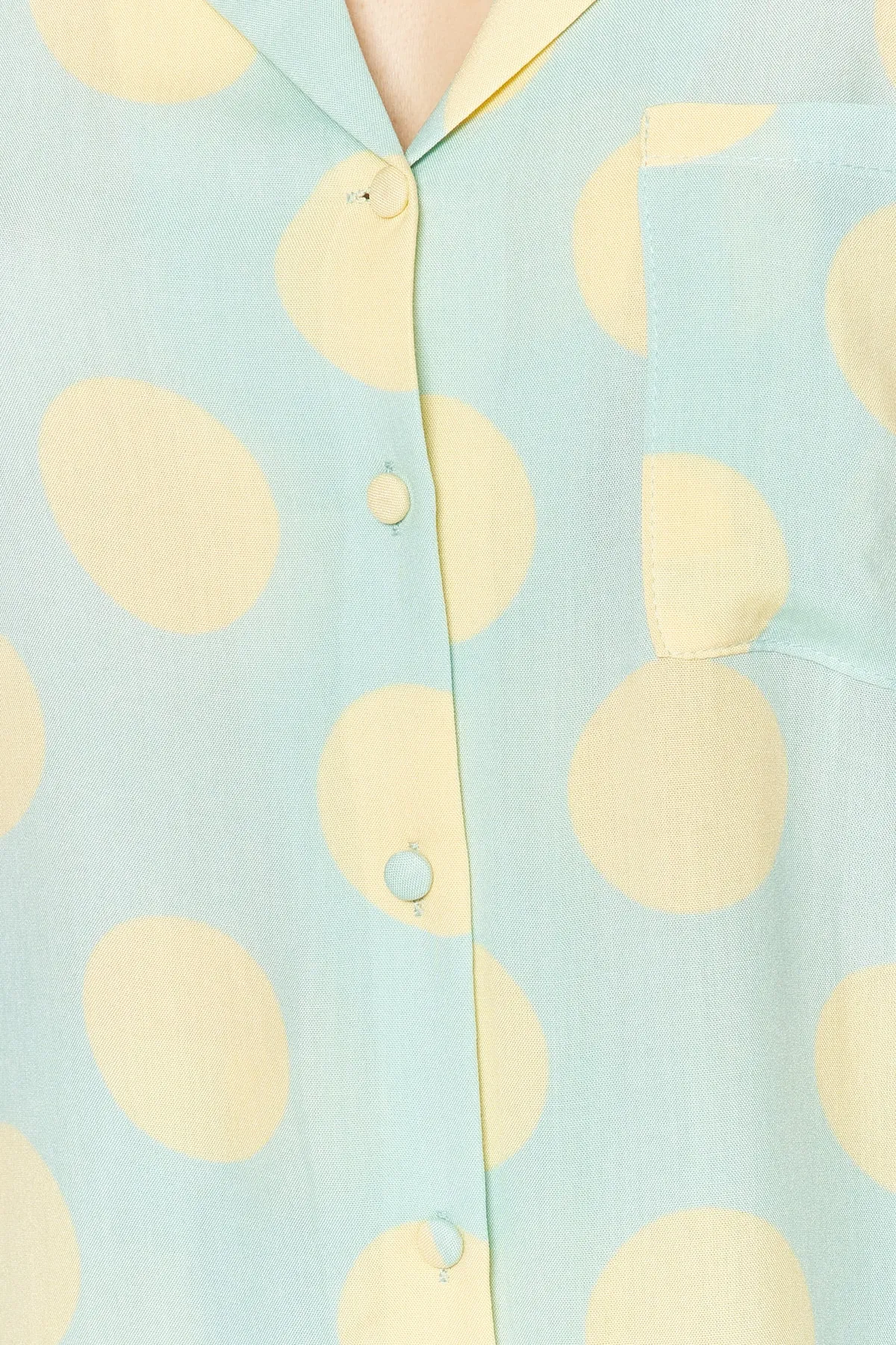 Trendyol Collection  Grünes gepunktetes Viskose-Hemd-Shorts-Pyjama-Set aus Webstoff THMSS20PT0306
