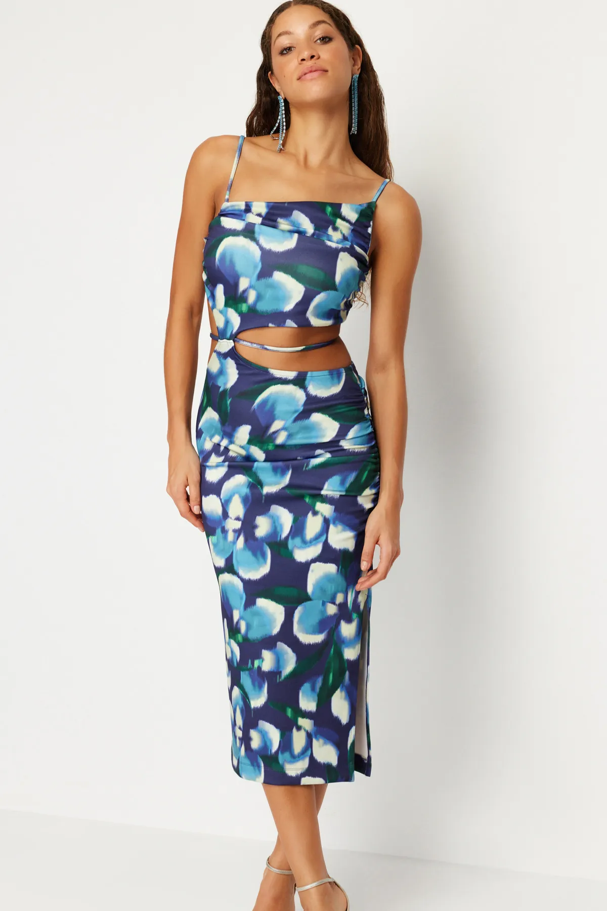 Trendyol Collection  Blau-mehrfarbiges, floral gemustertes, stilvolles Abendkleid mit Raffdetails TPRSS22EL0960