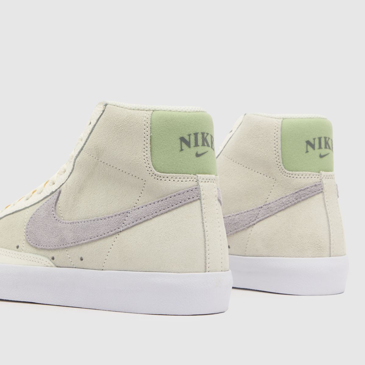 Nike Blazer Mid 77 – Vita och lila träningsskor