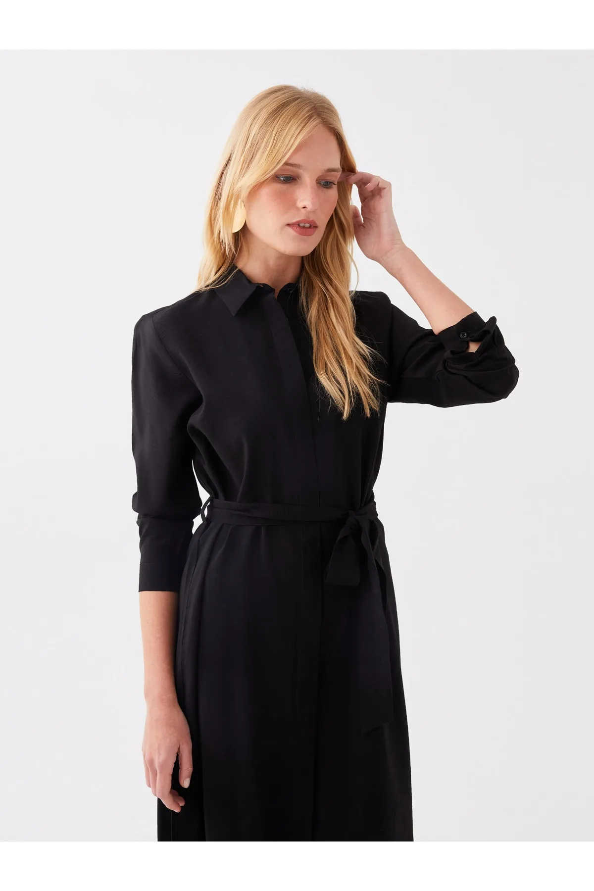 LC Waikiki  Einfarbiges, langärmliges Damenkleid mit Hemdkragen