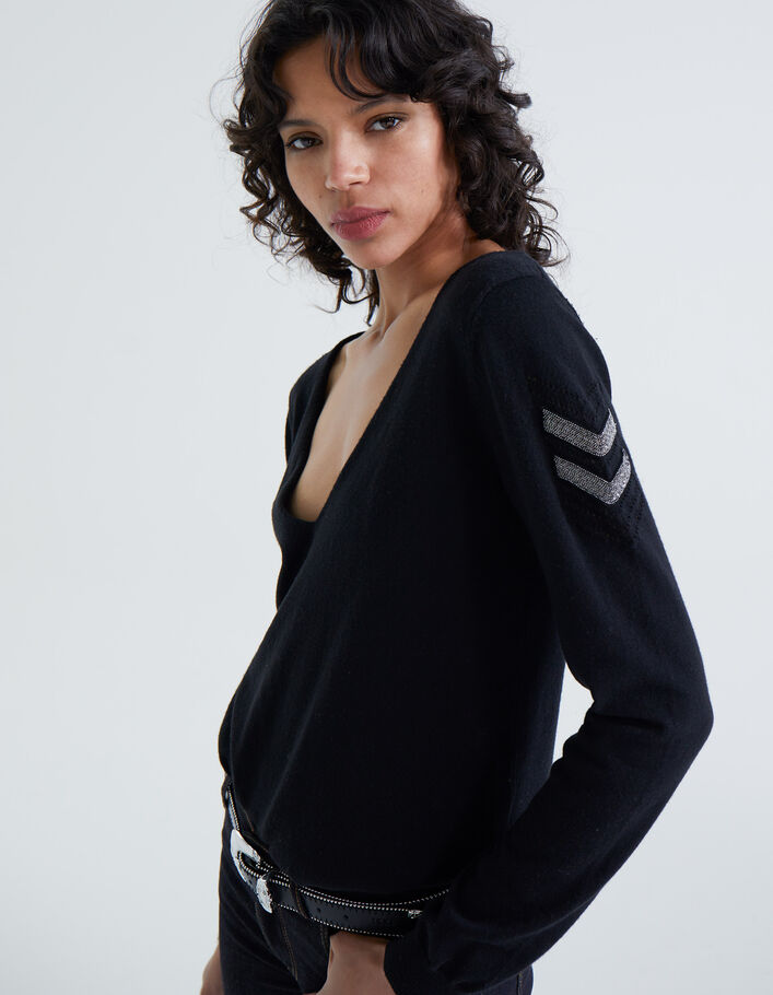 Pull maille tricot noir bijoux esprit militaire femme