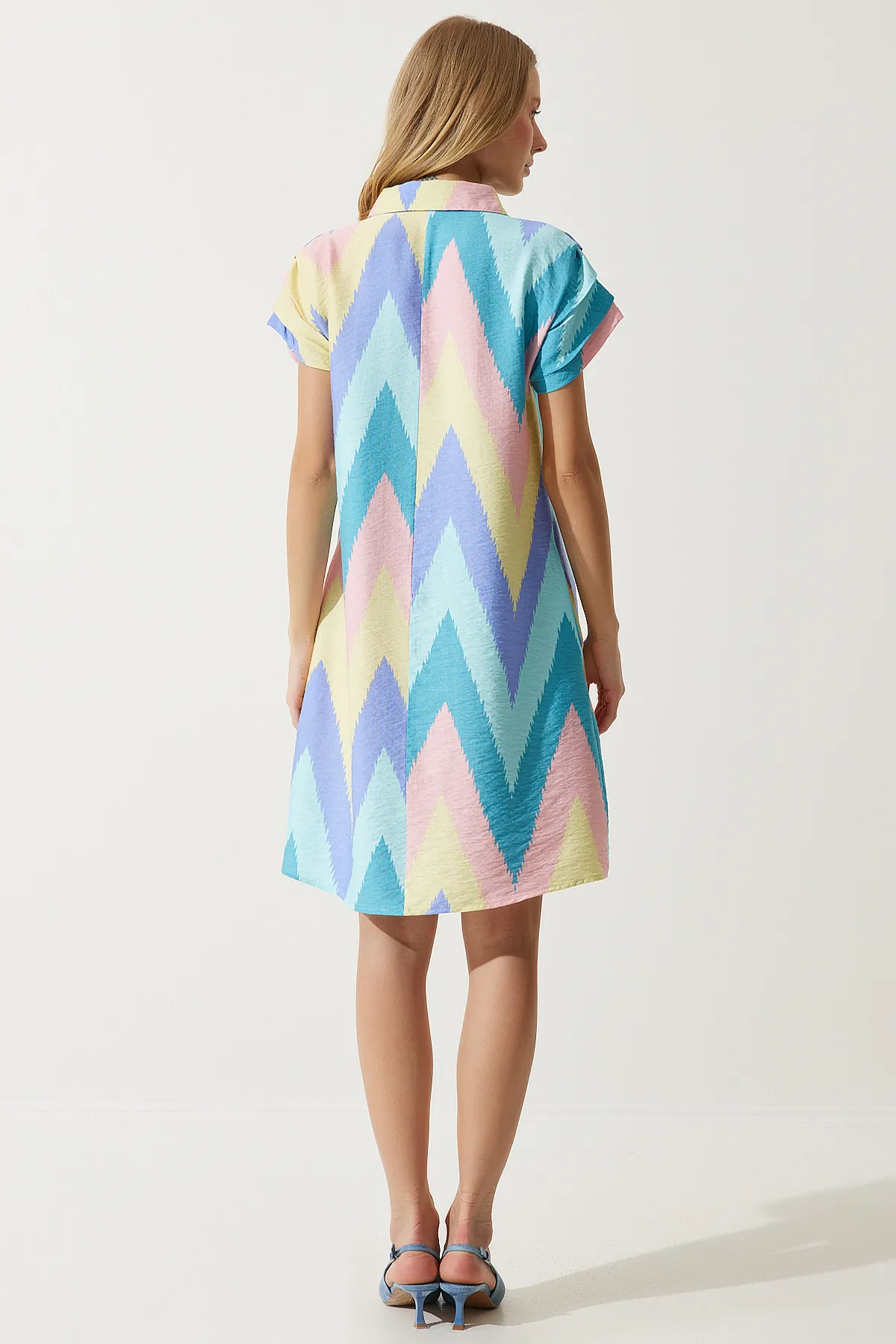 Happiness İstanbul  Damen-Sommerkleid in Puderblau mit Polokragen und Muster OF00001