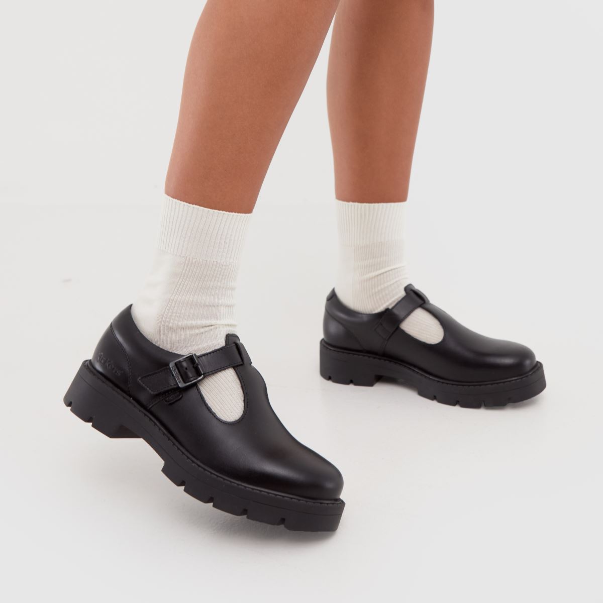 Kickers – Kori – Svarta, platta skor med t-bar i monogram