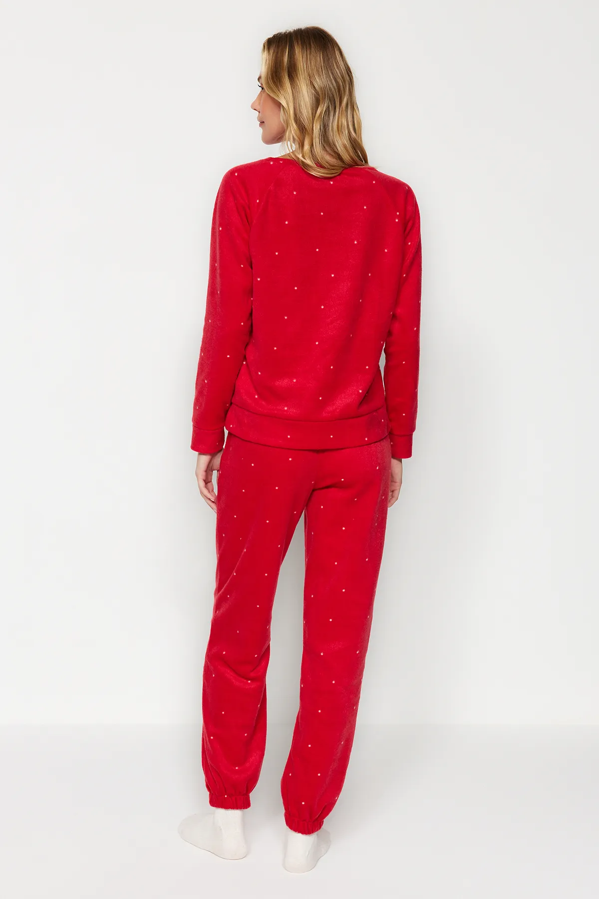Trendyol Collection  Rotes Pyjama-Set aus gestricktem T-Shirt und Hose aus Samt THMAW24PT00032