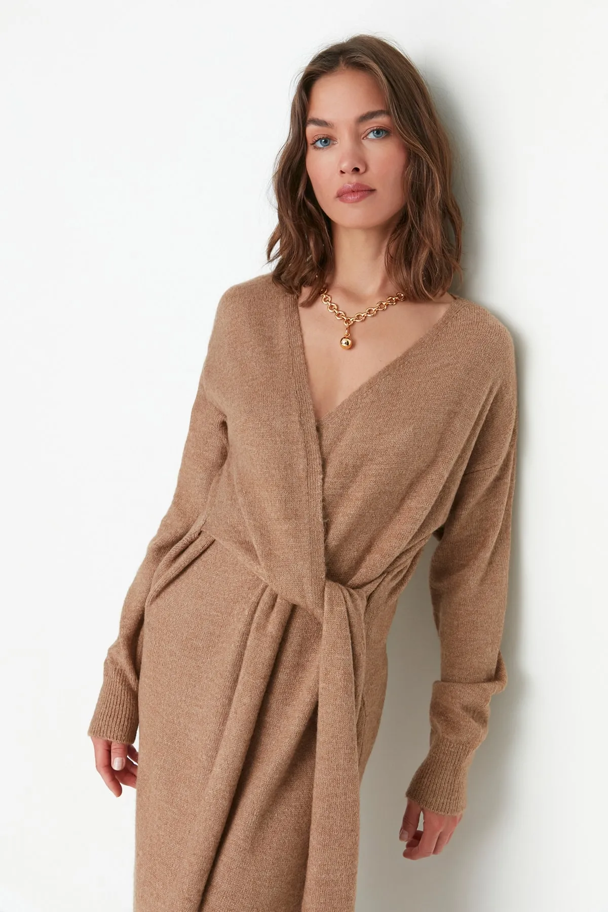 Trendyol Collection  Kamelfarbenes Maxi-Strickkleid mit zweireihigem Kragen und Krawatte, Detailliert TWOAW21EL0260