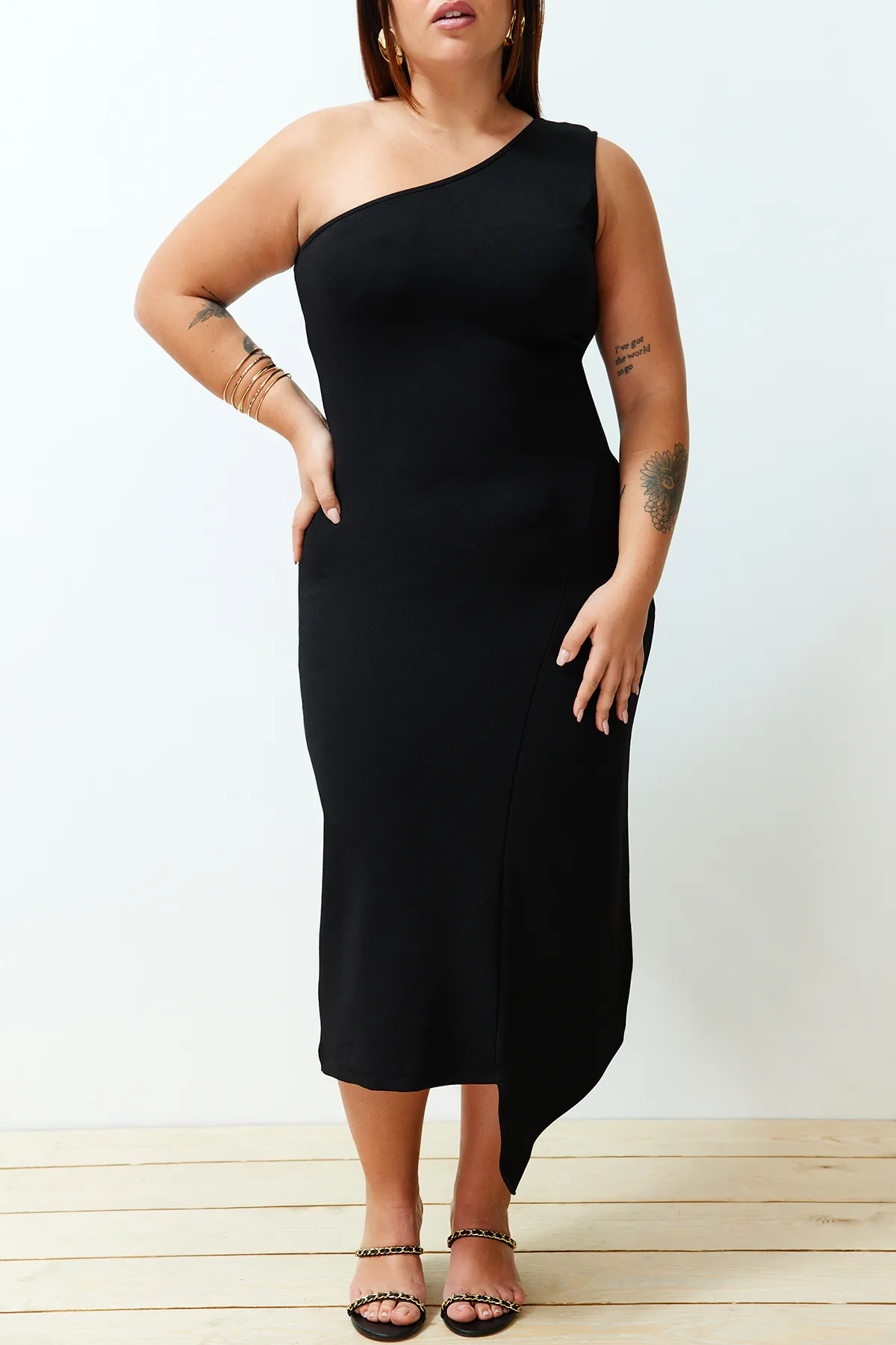 Trendyol Curve  Schwarzes asymmetrisches Strickkleid mit einer Schulter TBBSS24AH00158