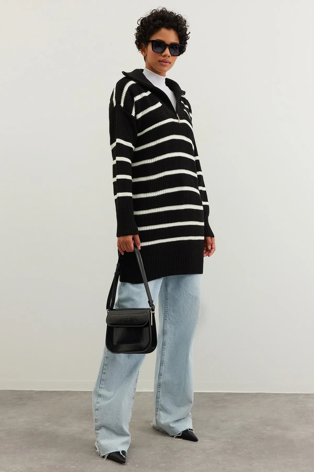 Trendyol Modest  Schwarzer Strickpullover mit gestreiftem Kragen und Reißverschluss TCTAW24AK00037
