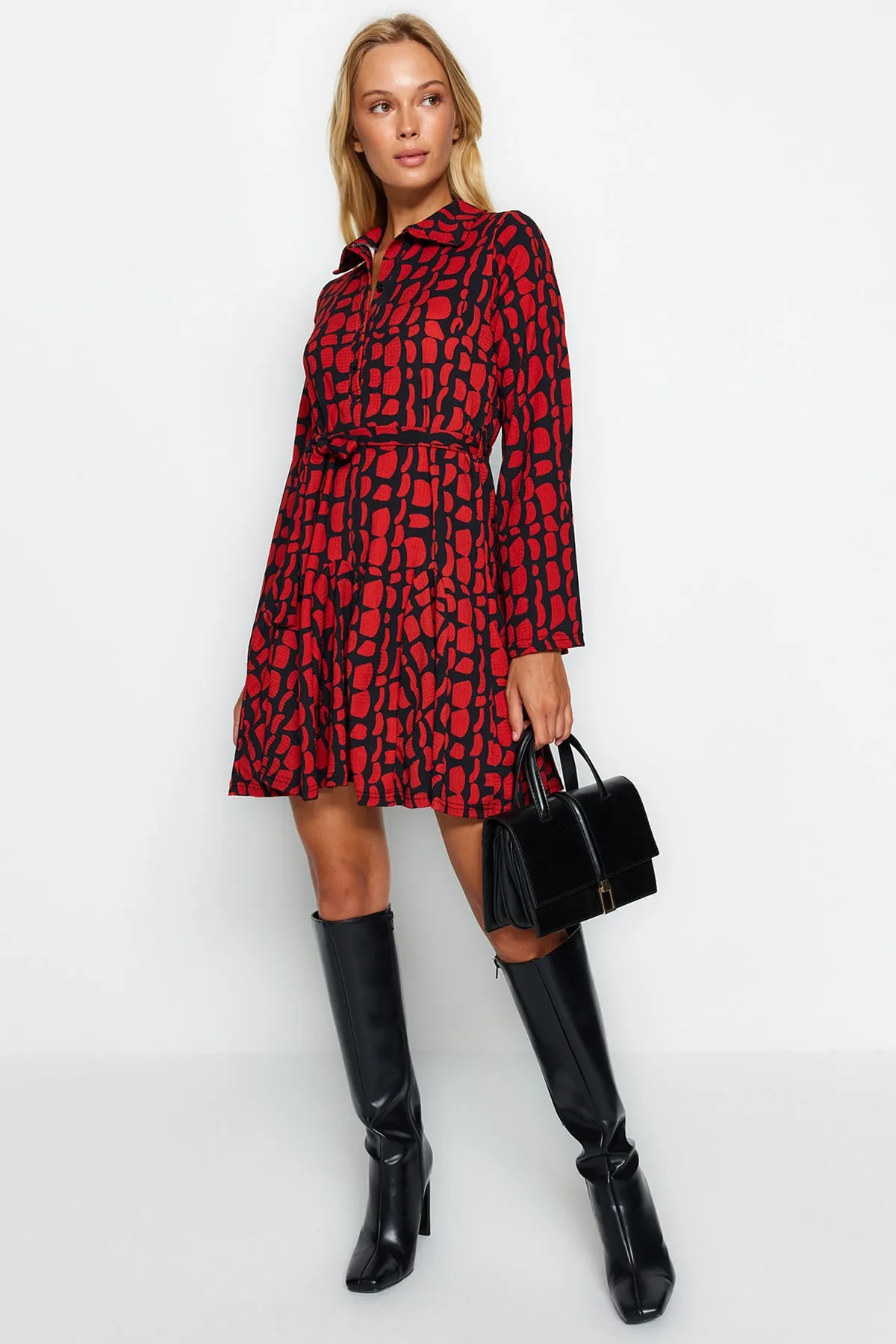 Trendyol Collection  Burgunderfarbenes Mini-Strickkleid mit Wickel-/strukturiertem Print, Rollkragen und Taillengürtel TWOAW24EL00351