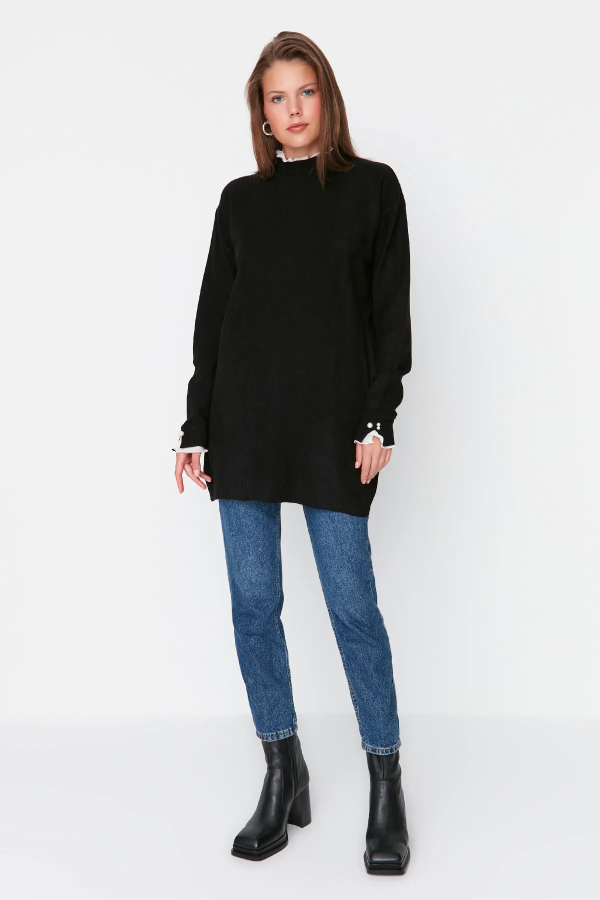 Trendyol Modest  Strickpullover mit schwarzen Ärmeln und Perlendetails TCTAW23AK00027