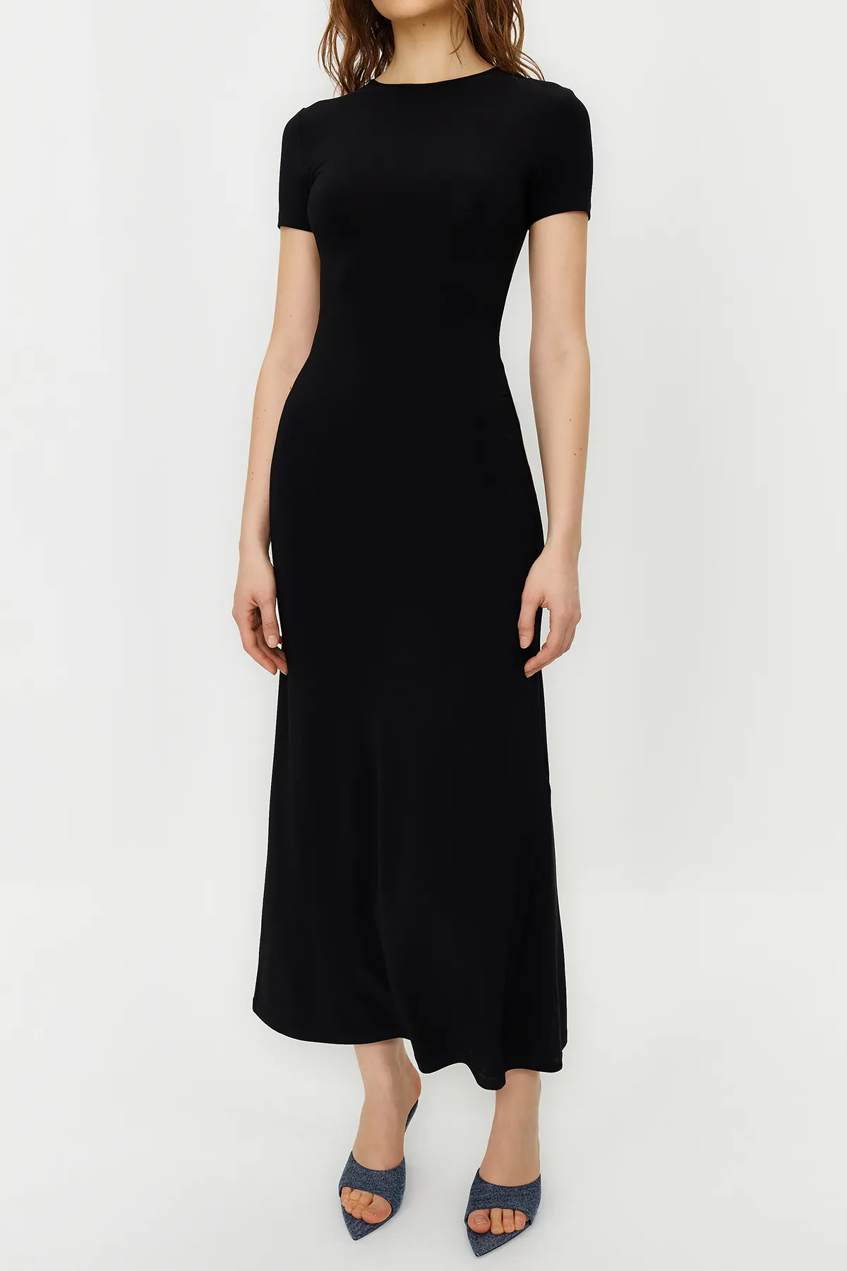 Trendyol Collection  Schwarzes kurzärmliges, figurbetontes/tailliertes Rundhals-Maxi-Bleistiftkleid aus flexiblem Strick TWOSS24EL00097