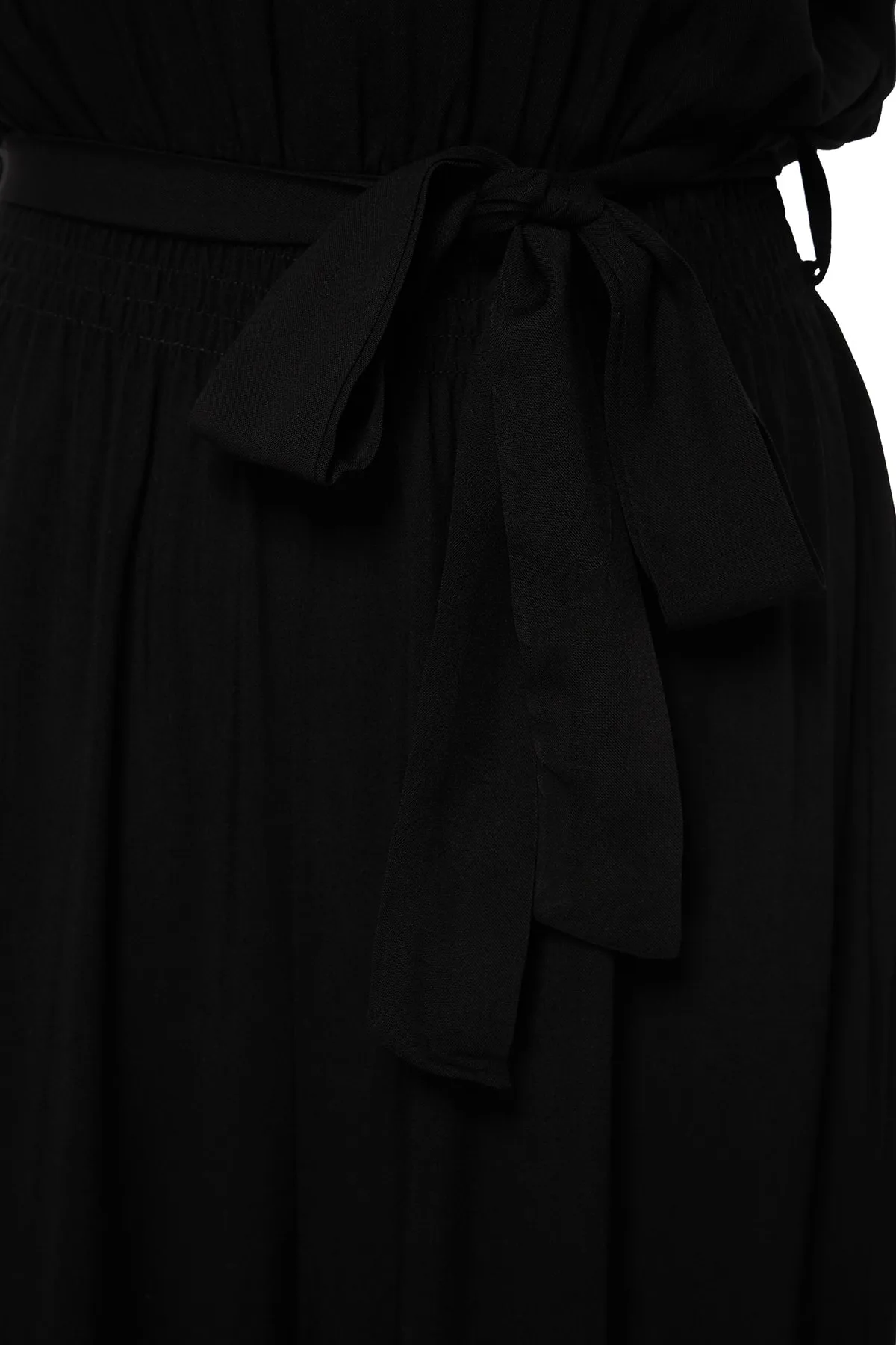 Trendyol Curve  Schwarzer, gewebter Jumpsuit mit weitem Bein und Gürtel TBSSS22TU0161