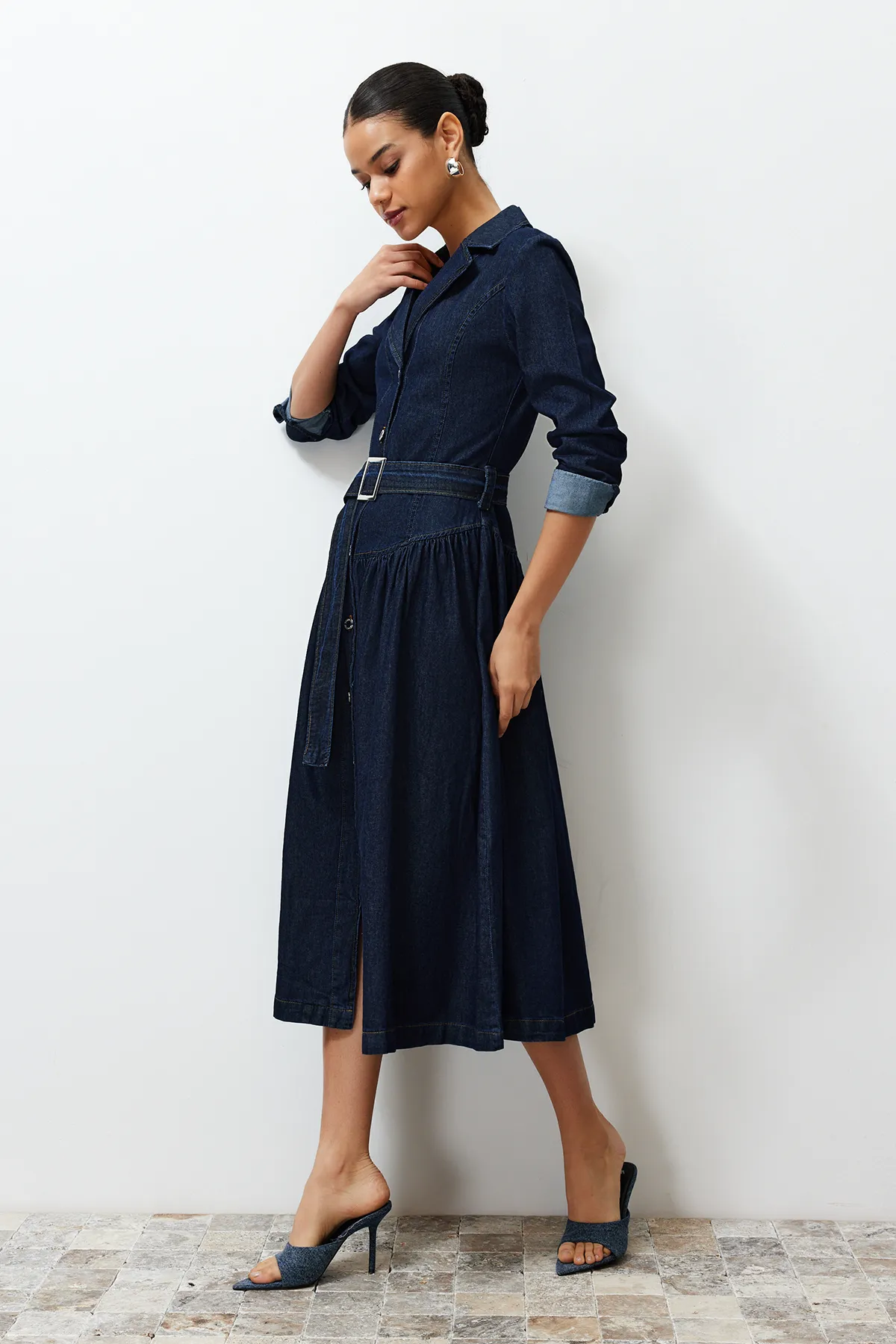Trendyol Collection  Blaues Midikleid mit Gürtel TWOSS24EL00776