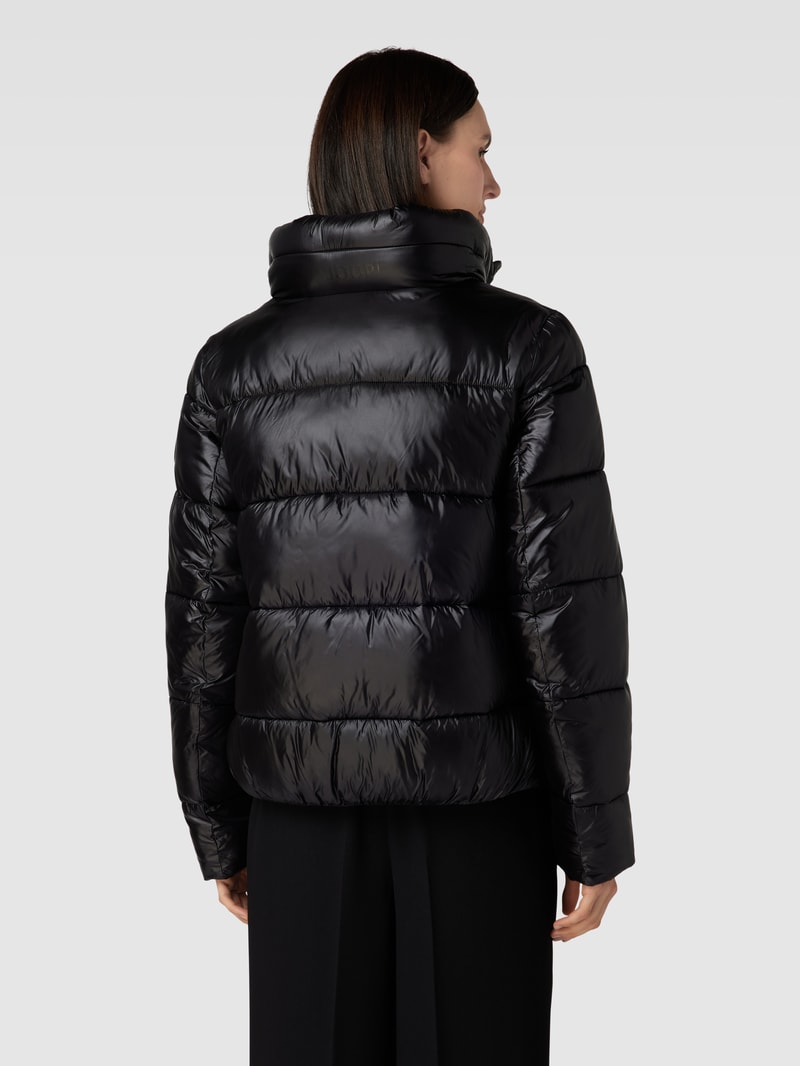 Steppjacke mit Label-Reißverschluss in schwarz