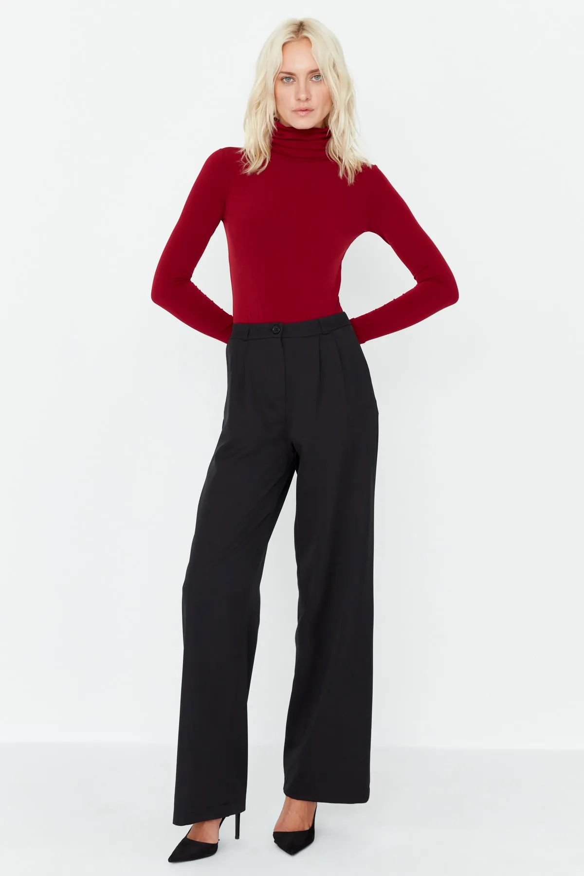 Trendyol Collection  Schwarze plissierte Webhose mit weitem Bein TWOAW22PL0475