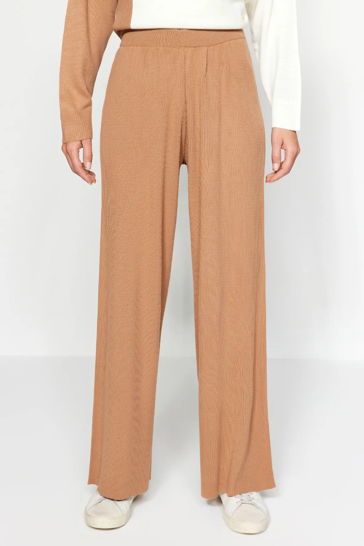 Trendyol Modest  Kamelfarbenes Strickoberteil- und -unterteil-Set mit Pullover und Hose im Blockfarbendesign TCTAW24US00059
