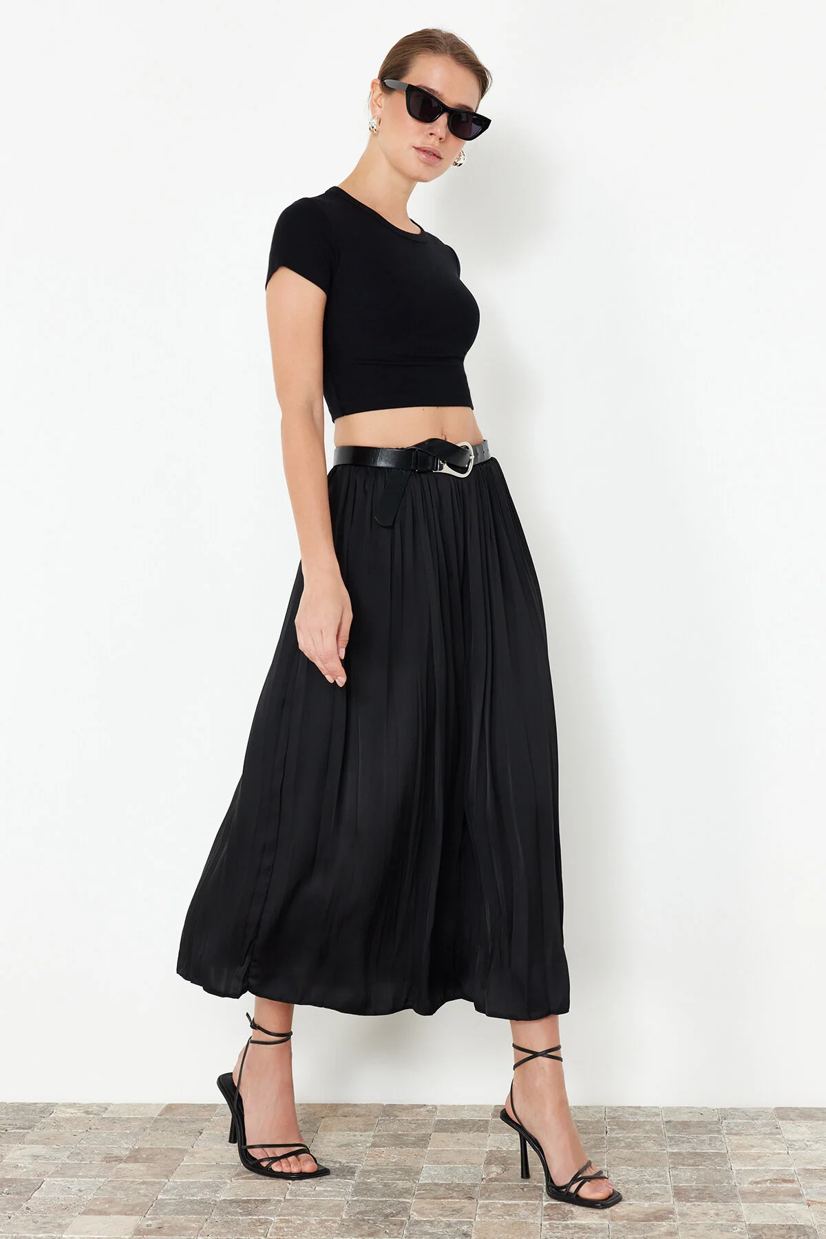 Trendyol Collection  Schwarzer plissierter Maxi-Webrock in Satin-Optik mit Knittereffekt TWOSS24ET00187