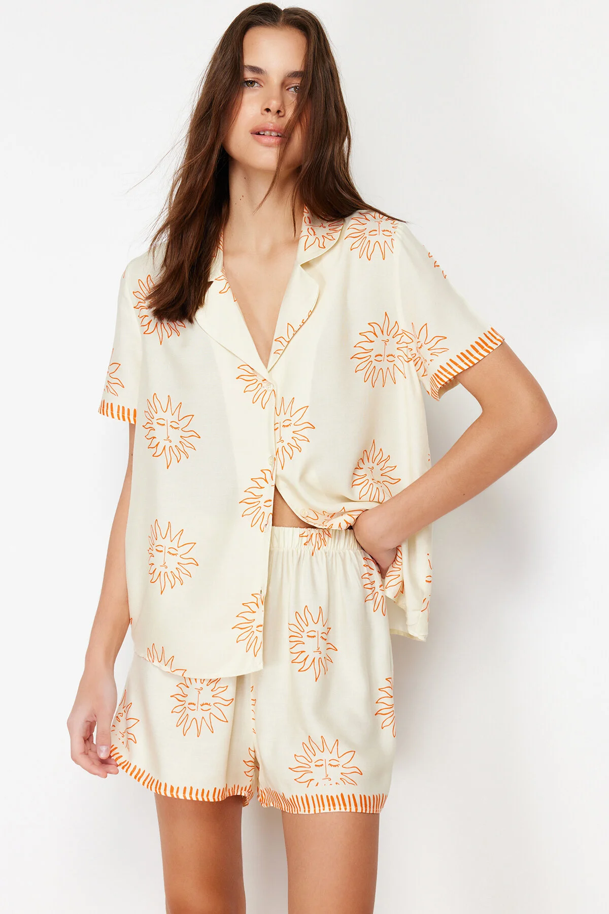 Trendyol Collection  Pyjama-Set aus gewebter Viskose mit Ecru-Orange-Galaxy-Muster THMSS24PT00009