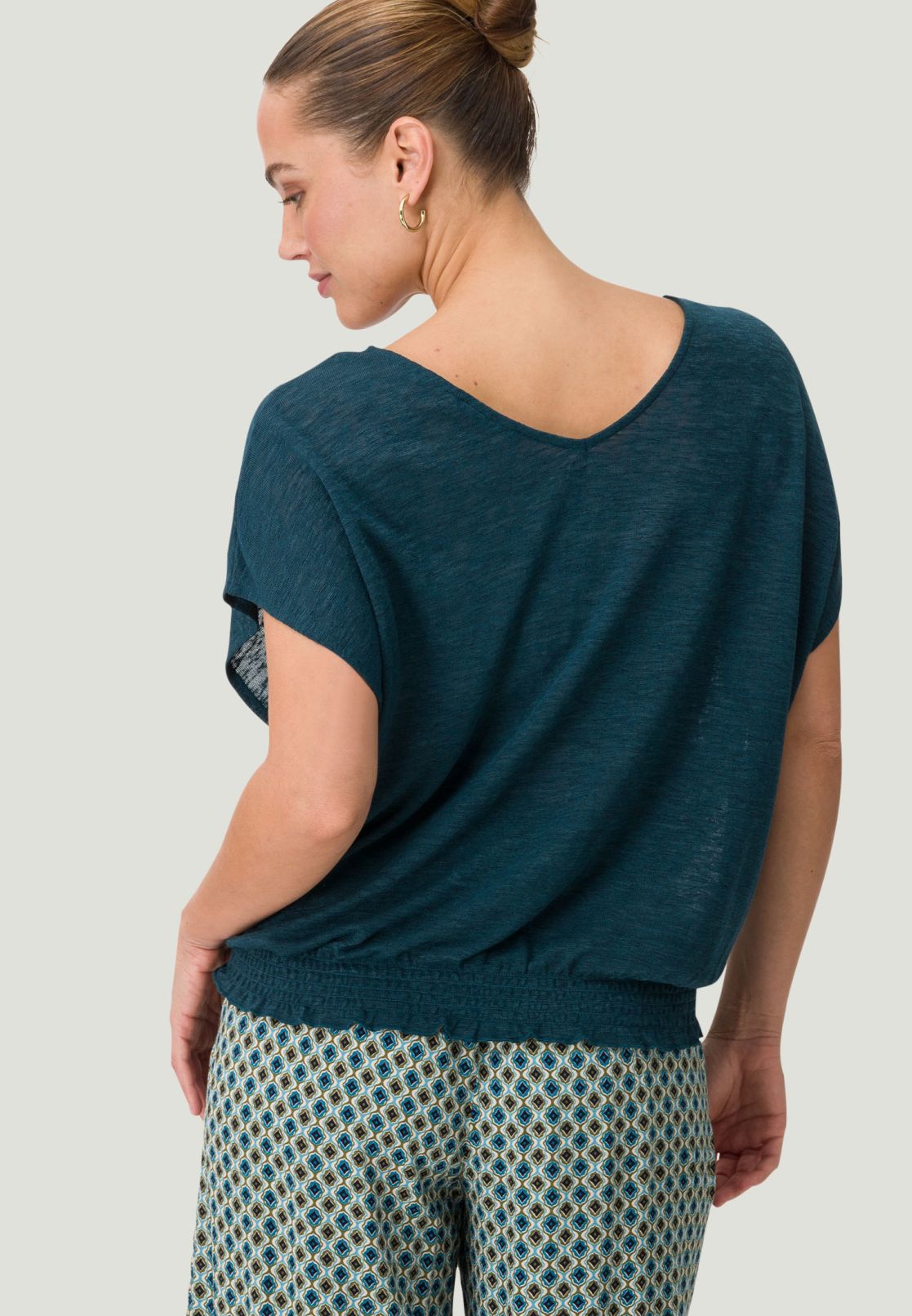 Shirt mit Rückenausschnitt