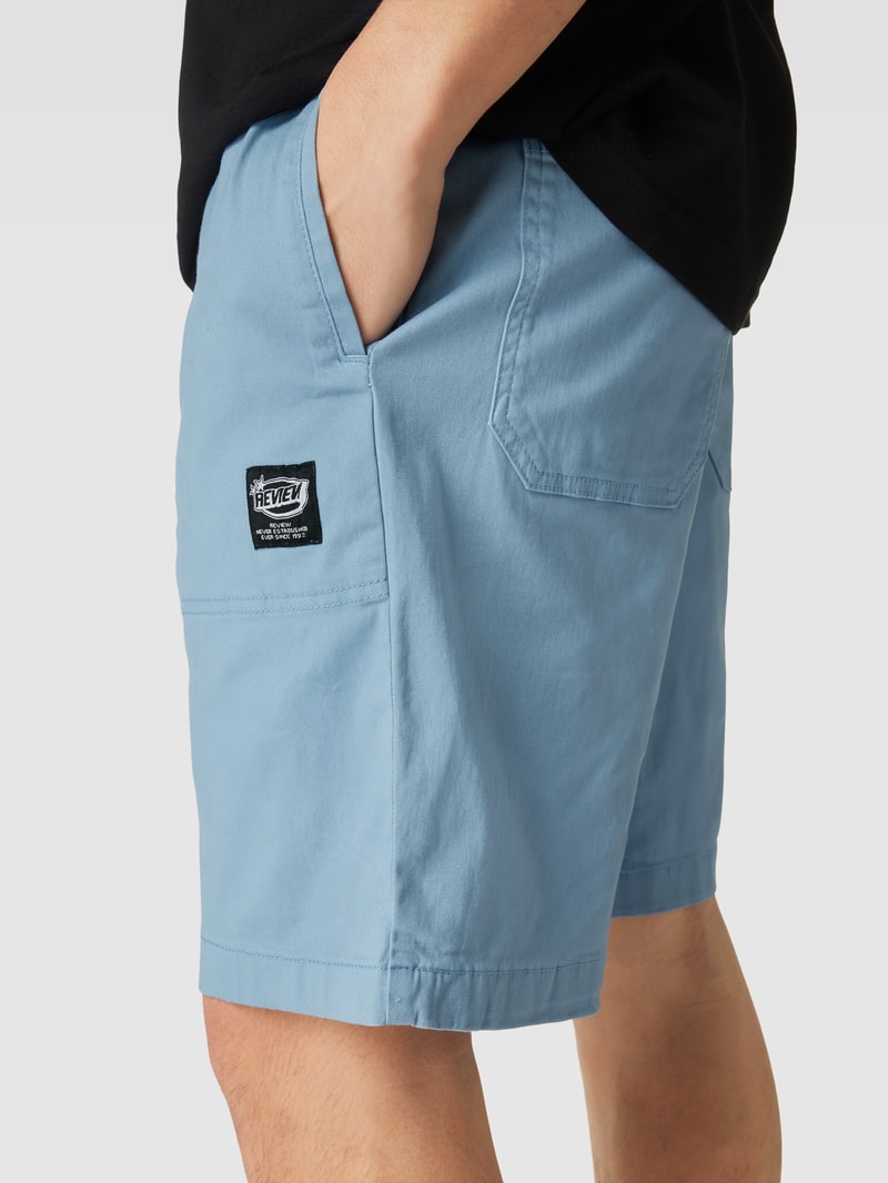 Bermudas mit Label-Patch in hellblau