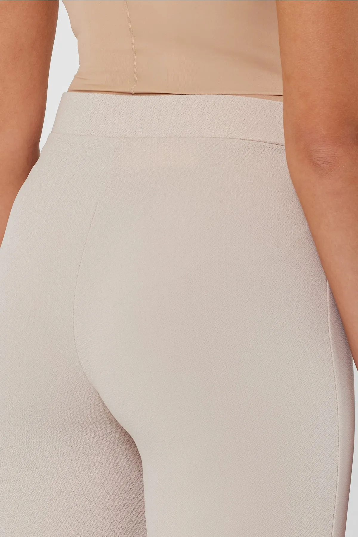 macharelbasic  Cremefarbene Palazzo-Hose mit hohem Bund und schmaler Passform und ausgestelltem Bein für Damen