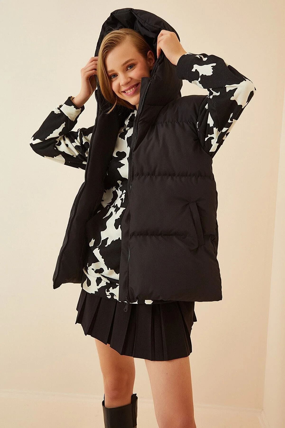 Happiness İstanbul  Schwarze, übergroße Pufferweste mit Kapuze für Damen MK00176
