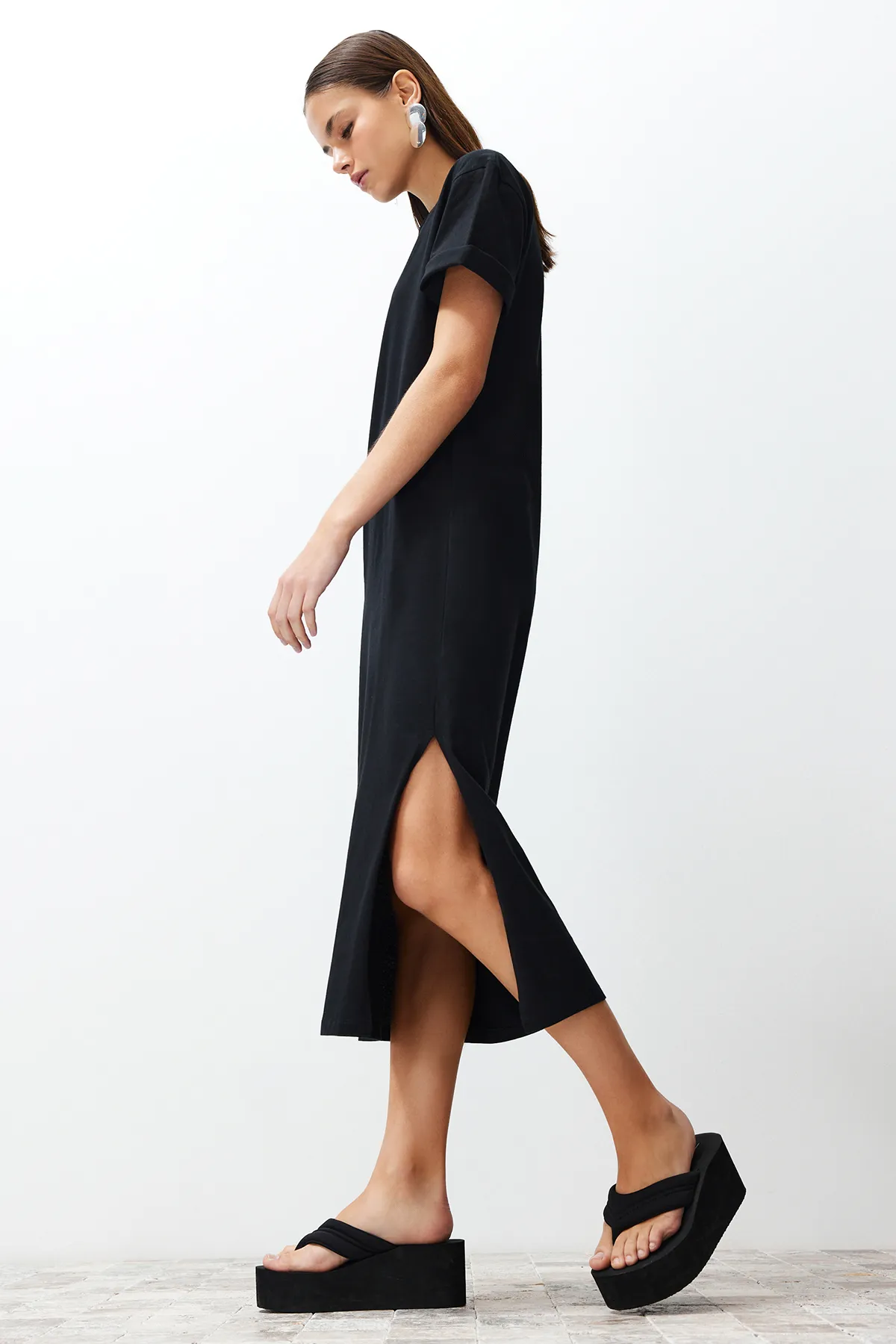 Trendyol Collection  Schwarzes, schlichtes T-Shirt-Kleid, 100 % Baumwolle, Schlitzdetail, Shift/bequemer Schnitt, Midi TWOSS24EL00140