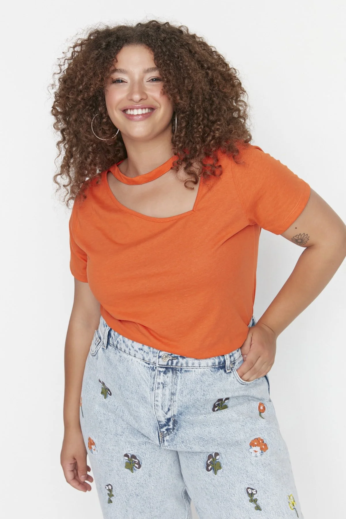 Trendyol Curve  Gestricktes T-Shirt mit orangefarbenem Fenster/Cut-Out-Detail TBSSS22BF00001