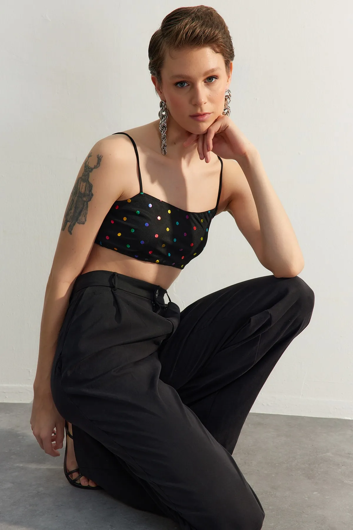 Trendyol Collection  Schwarz-mehrfarbiges, bauchfreies, gefüttertes Bustier aus Tüll mit Punkten TPRSS23BS00112