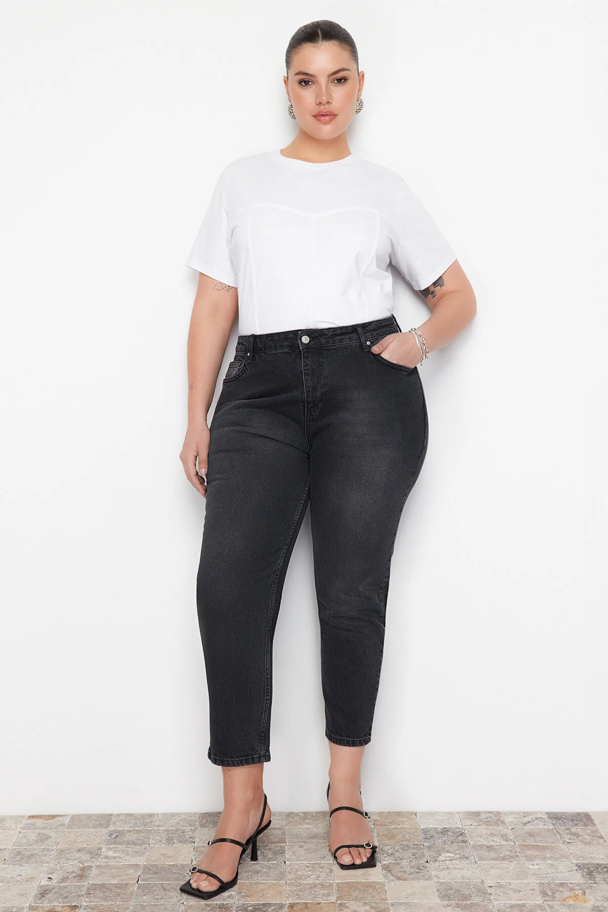 Trendyol Curve  Schwarze High-Bel-Mom-Jeans TBBAW24CJ00050
