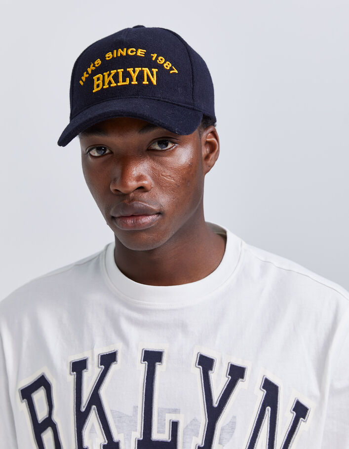 Casquette marine feutrée broderie typo jaune Homme