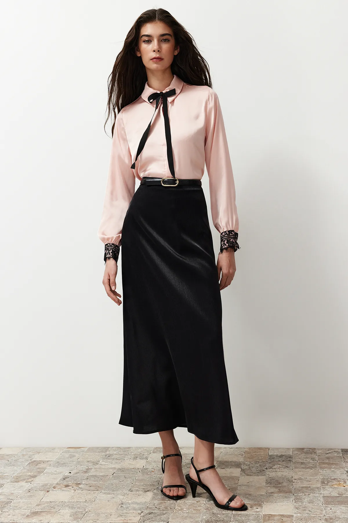 Trendyol Modest  Gewebtes Satinhemd mit Spitzendetails und getrockneten Rosen TCTSS24TG00024