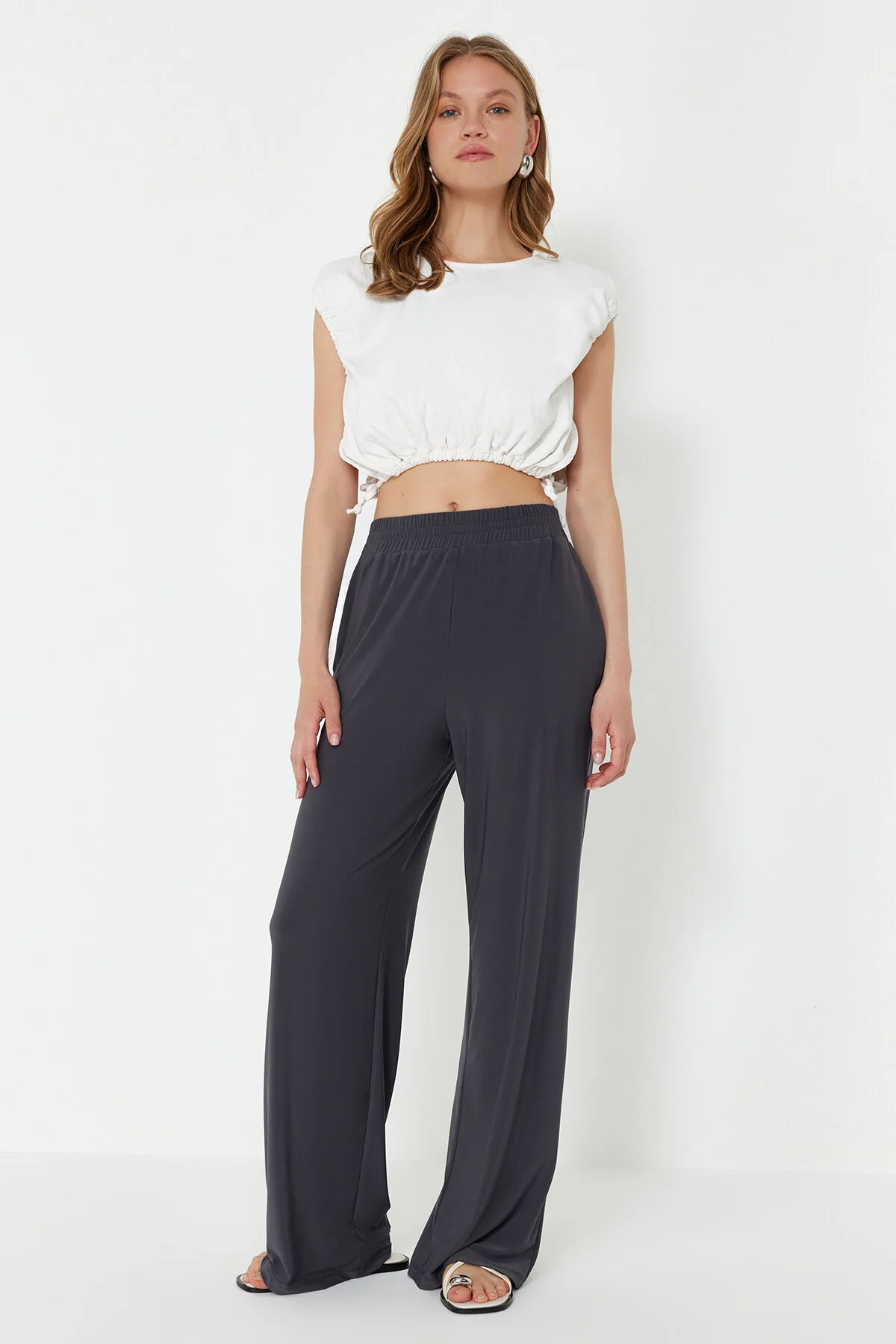 Trendyol Collection  Anthrazitfarbene Hose mit weitem Bein und bequemem Schnitt und hoher Taille, dehnbar, TWOSS23PL00129