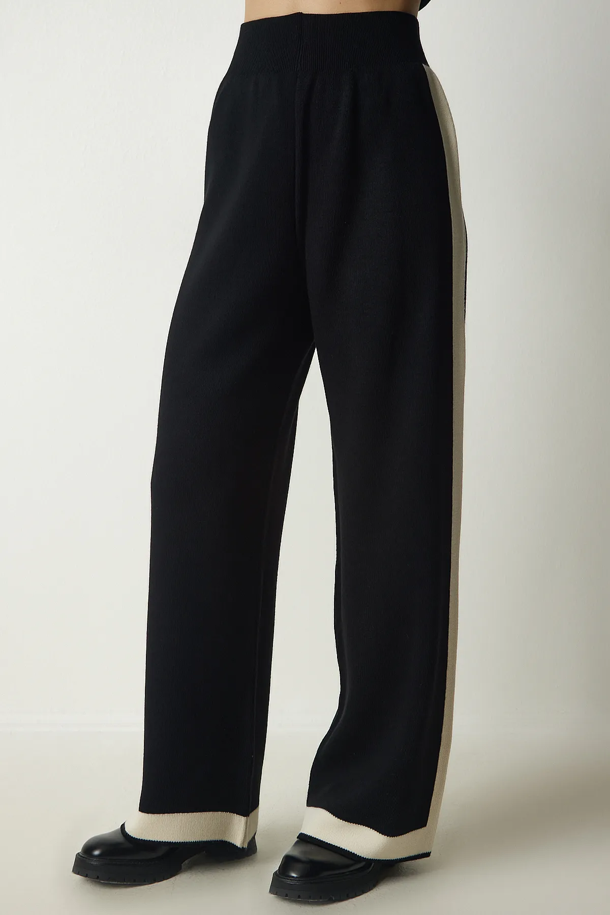 Happiness İstanbul  Schwarzes Strickwaren-Set mit gestreifter Strickjacke und Hose für Damen PF00028