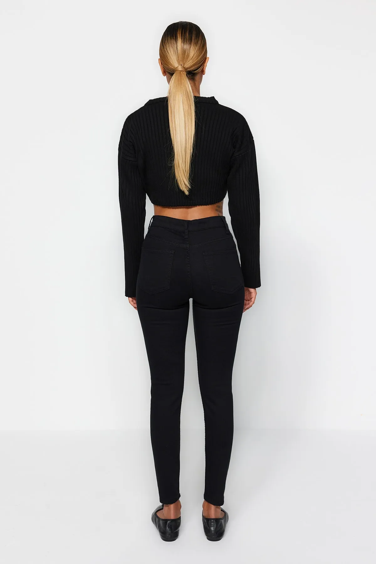 Trendyol Collection  Lichtechte schwarze Skinny Jeans mit hoher Taille und Knopfleiste vorne TWOAW24JE00090