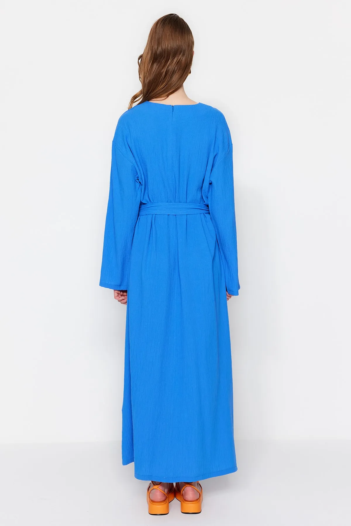 Trendyol Modest  Saks gewebtes Kleid mit Gürtel TCTSS23EB00043