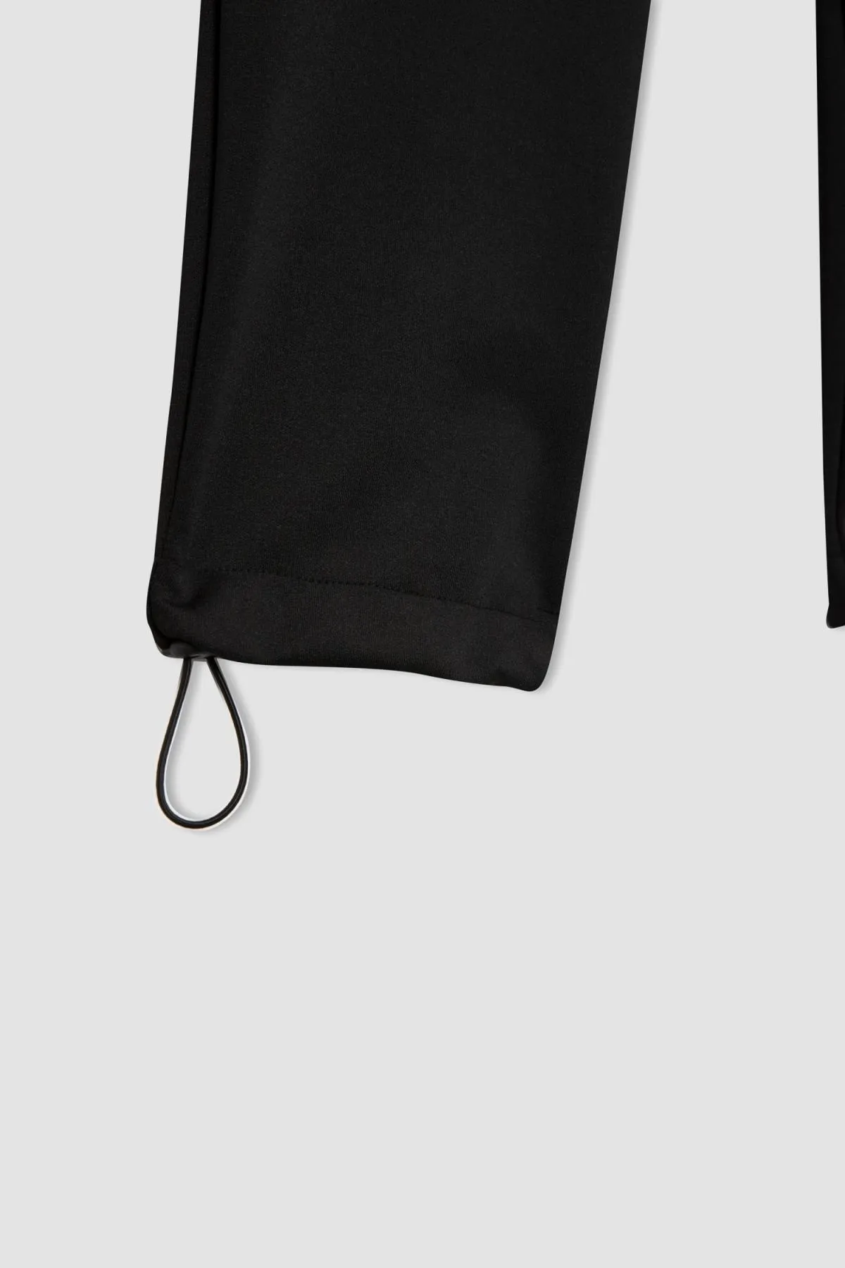 DeFacto  Passform: Jogginghose aus Skuba-Taucherstoff mit Standard-Passform und Taschen und kurzem Bein