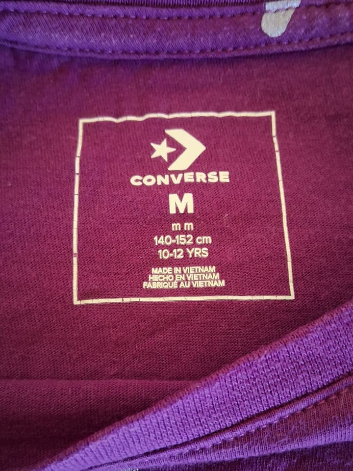 Converse ⭐ Sportshirt Lila ⭐ mit Sterne ⭐ T-Shirt wurde zum Schulsport getragen.... leichte Waschspuren vorhanden... sonst in einem guten -sehr Zustand günstig kaufen 140-152