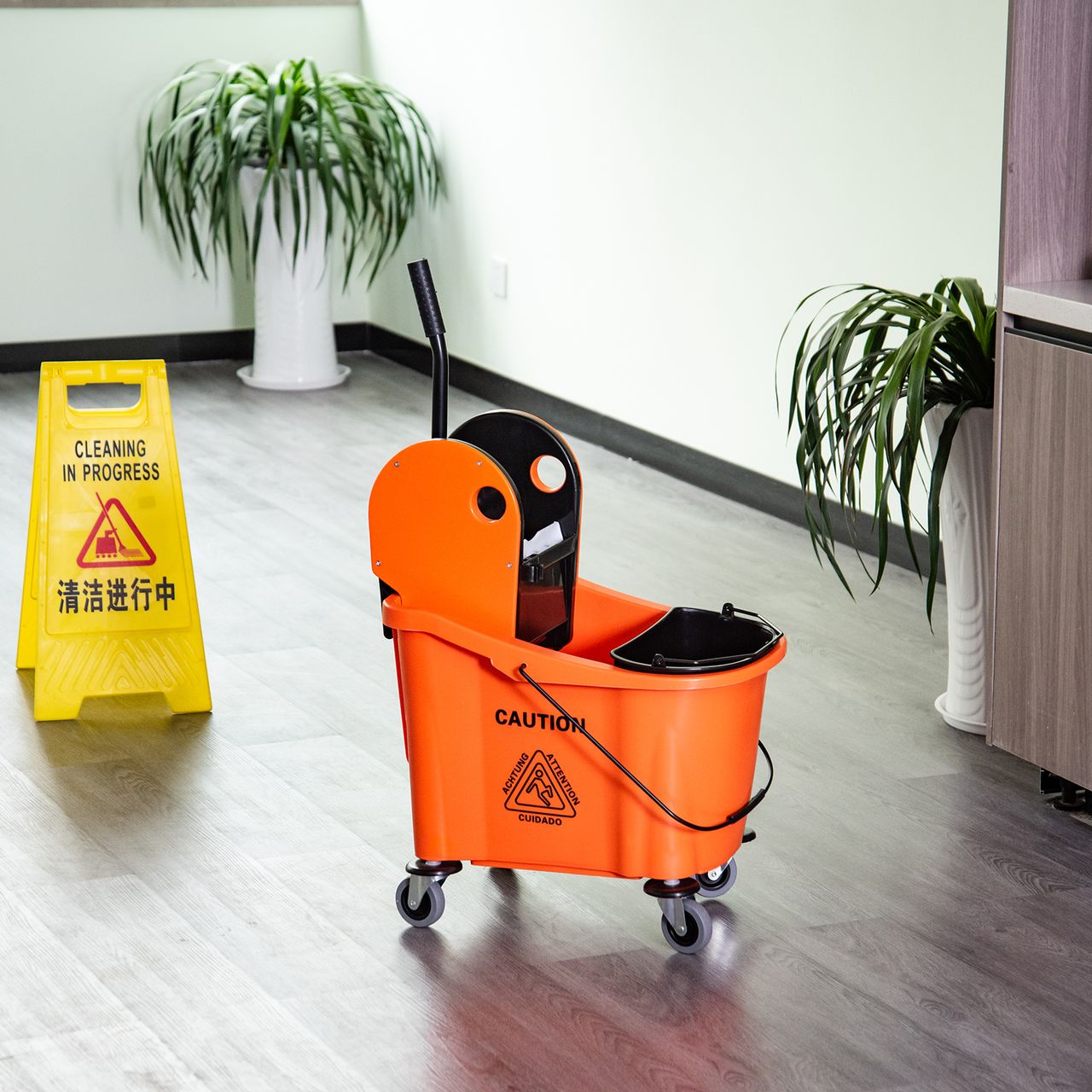 HOMCOM Reinigungswagen Fahreimer Putzeimer Wischwagen mit Auswringvorrichtung 36 Liter, Schwarz Orange, 54 x 41 x 91,5 cm