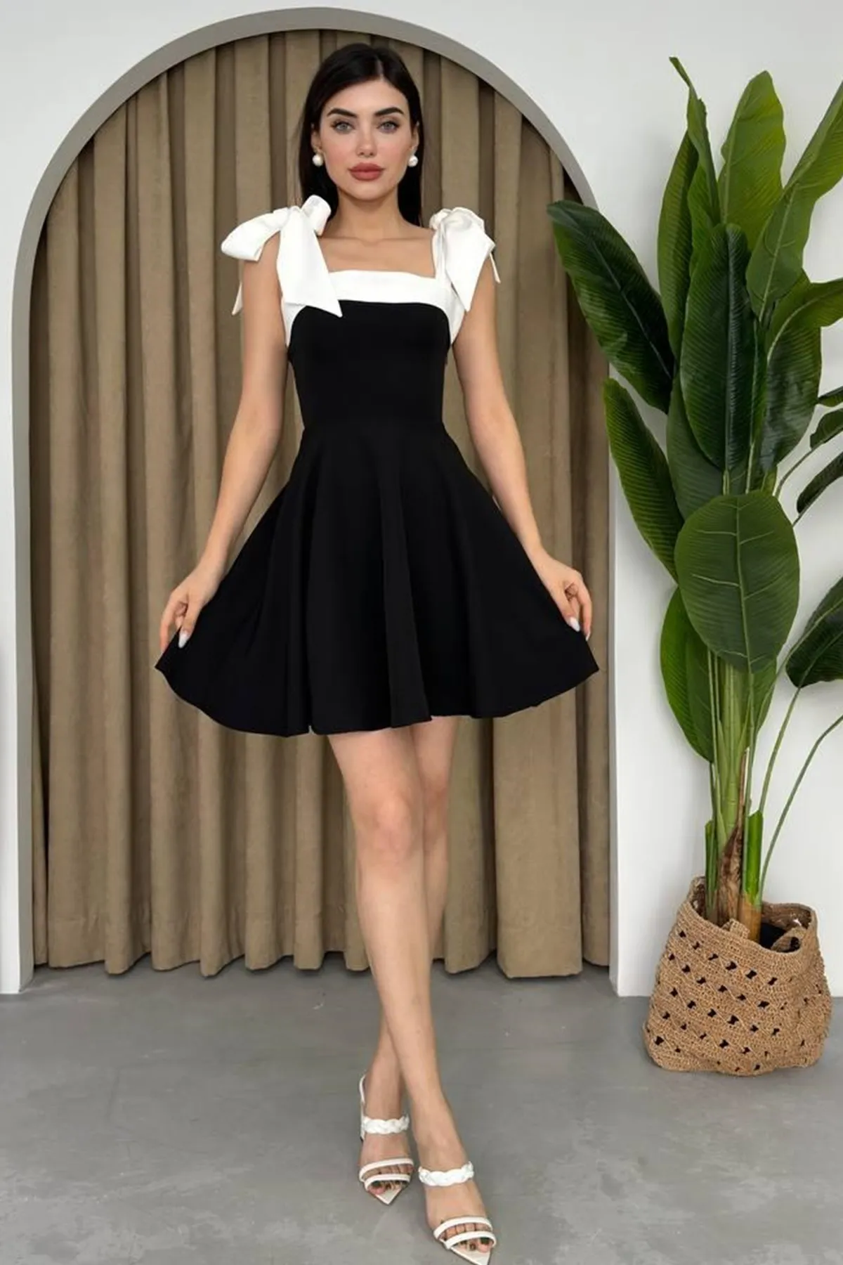 lovebox  Damen-Abendkleid aus Atlas-Stoff mit Streifendetail, trägerloser Kragen, gebundenes Trägerdesign, schwarz, ausgestelltes Mini-Abendkleid 245