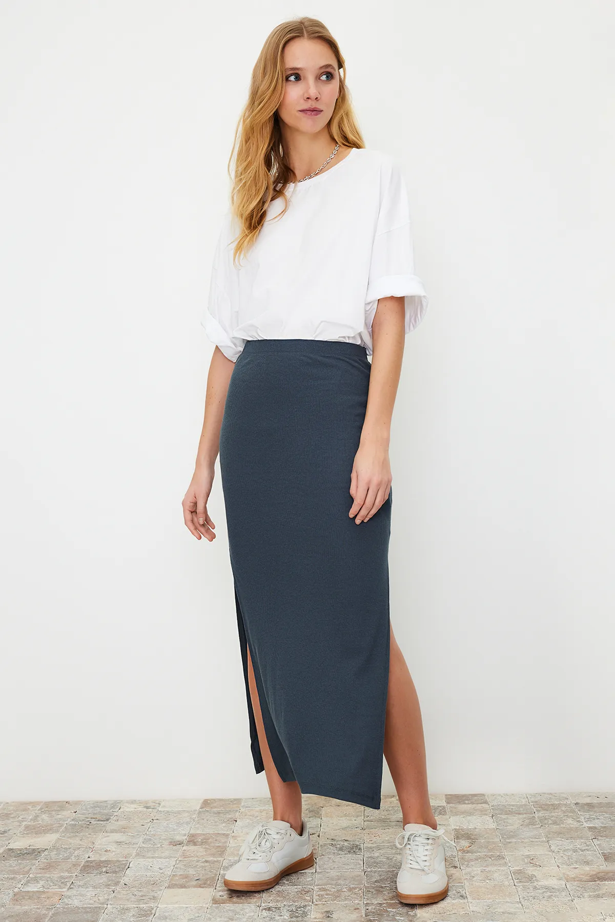 Trendyol Collection  Hellanthrazitfarbener, taillierter, gerippter, flexibler Maxi-Strickrock mit Schlitzdetails und hoher Taille TWOSS22ET0449