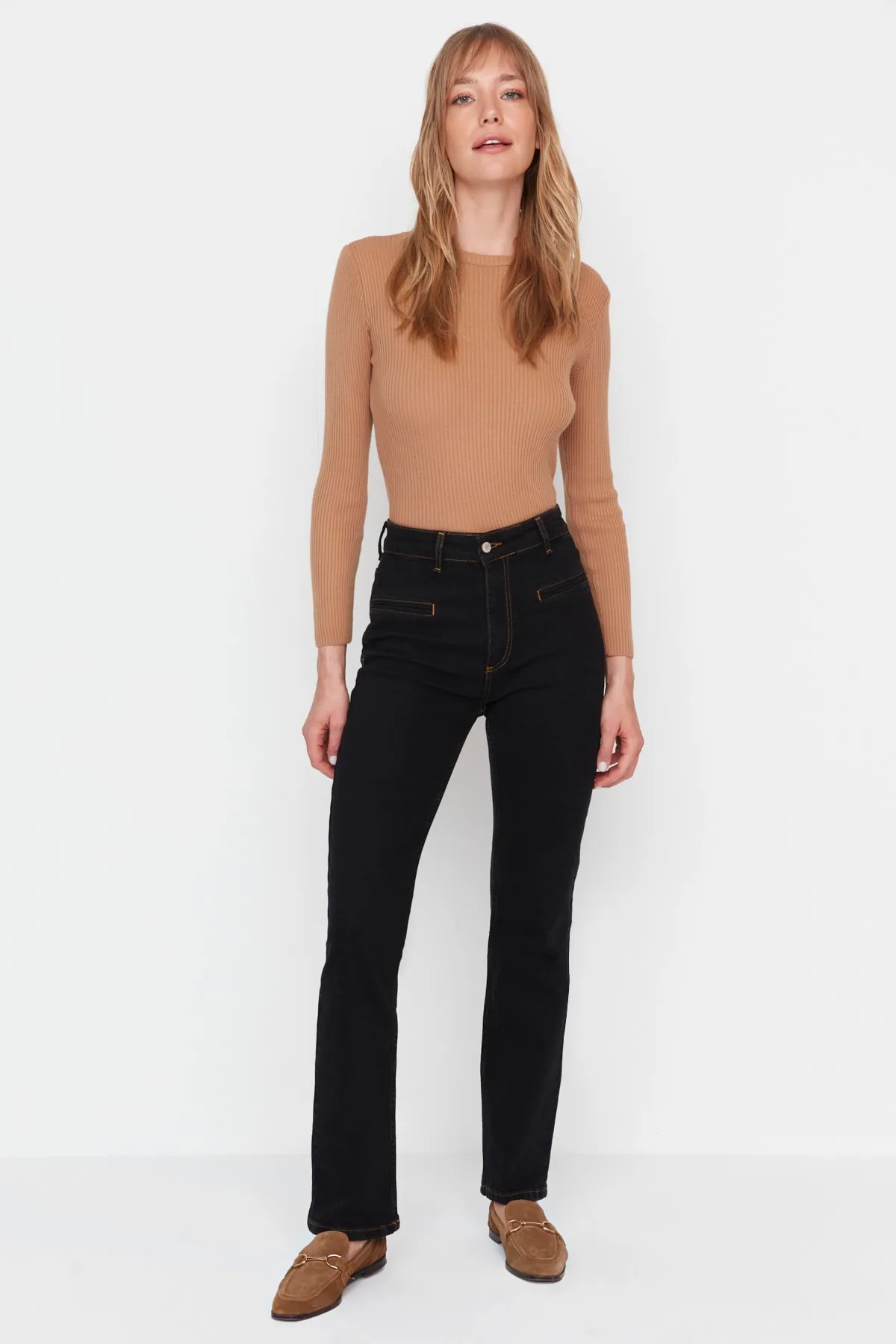 Trendyol Collection  Schwarze, nachhaltigere Bootcut-Jeans mit hoher Taille TWOAW23JE00356