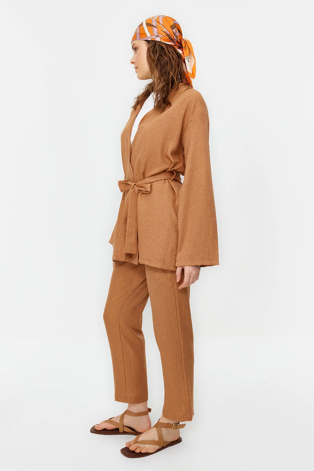 Trendyol Modest  Kamelfarbenes Kimono-Hose-Set in Leinenoptik mit Gürtel aus gewebtem Ober- und Unterteil TCTSS24US00005