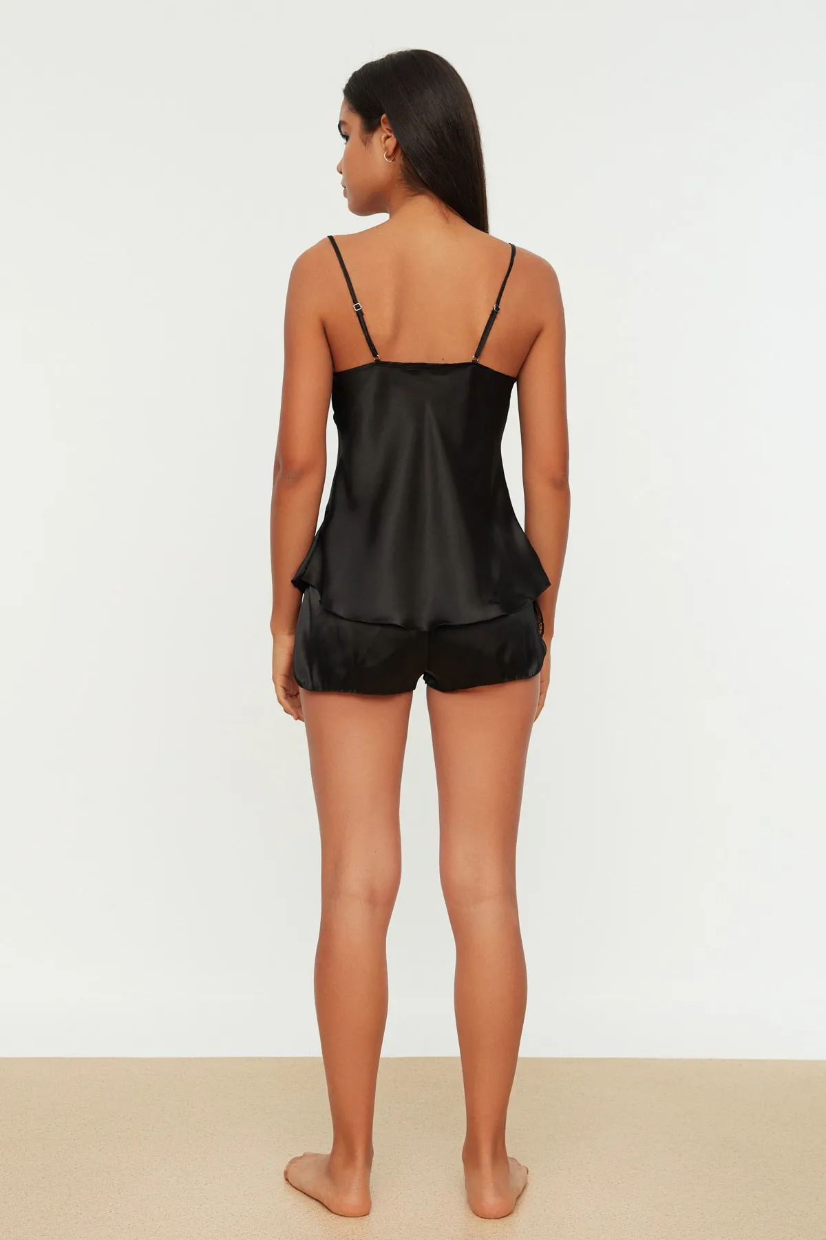 Trendyol Collection  Schwarzes Pyjama-Set aus gewebtem Satin mit Spitzendetails und Seilträgern THMAW21PT0843