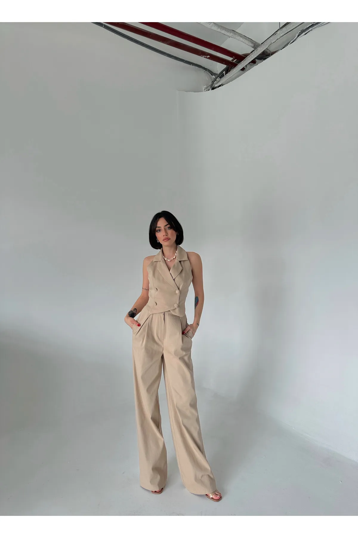 Laluvia  Nerzfarbenes Set aus geknöpfter Weste und Hose aus 100 % Baumwoll-Gabardine