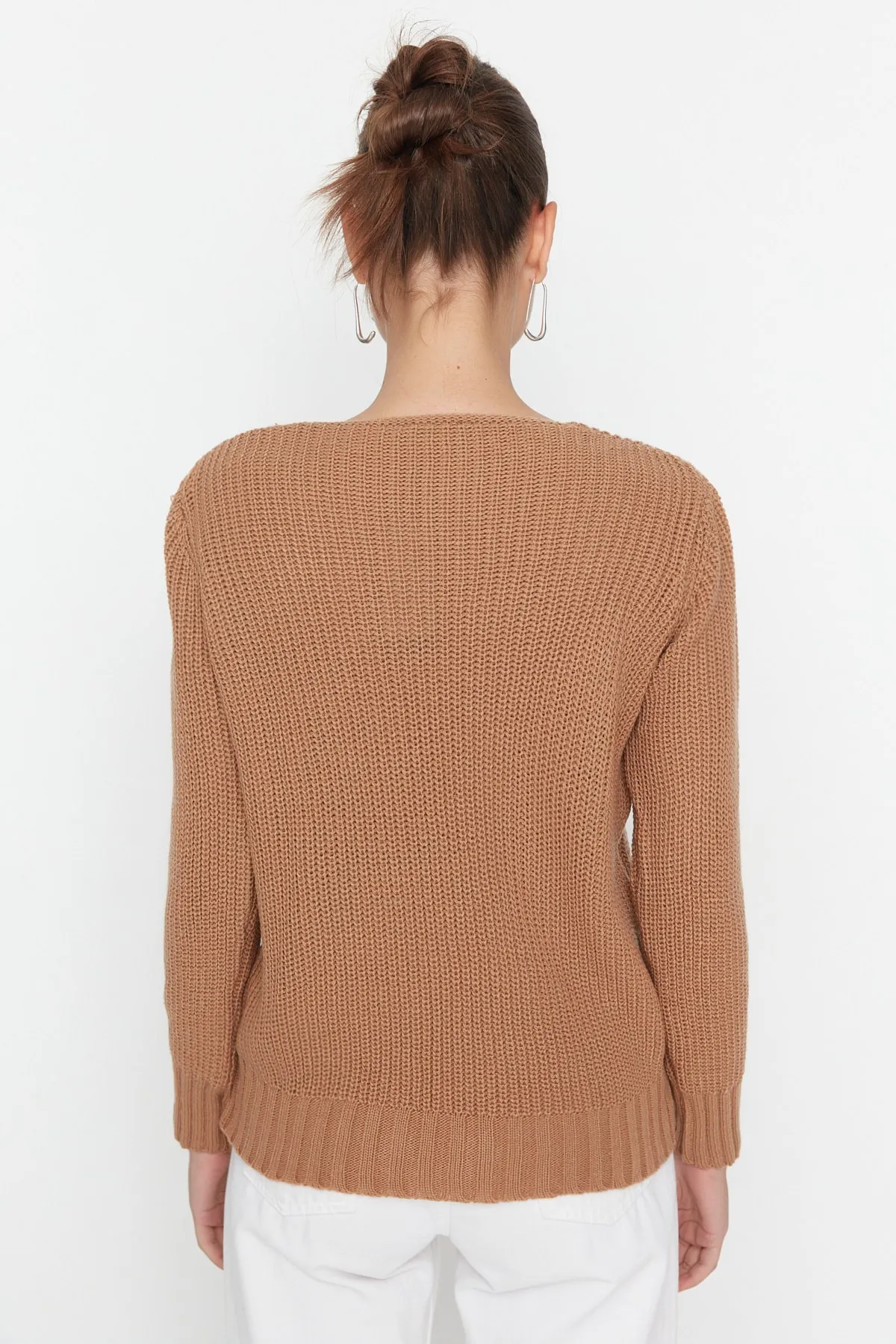 Trendyol Collection  Kamelfarbener Strickpullover mit V-Ausschnitt TWOAW22KZ0880