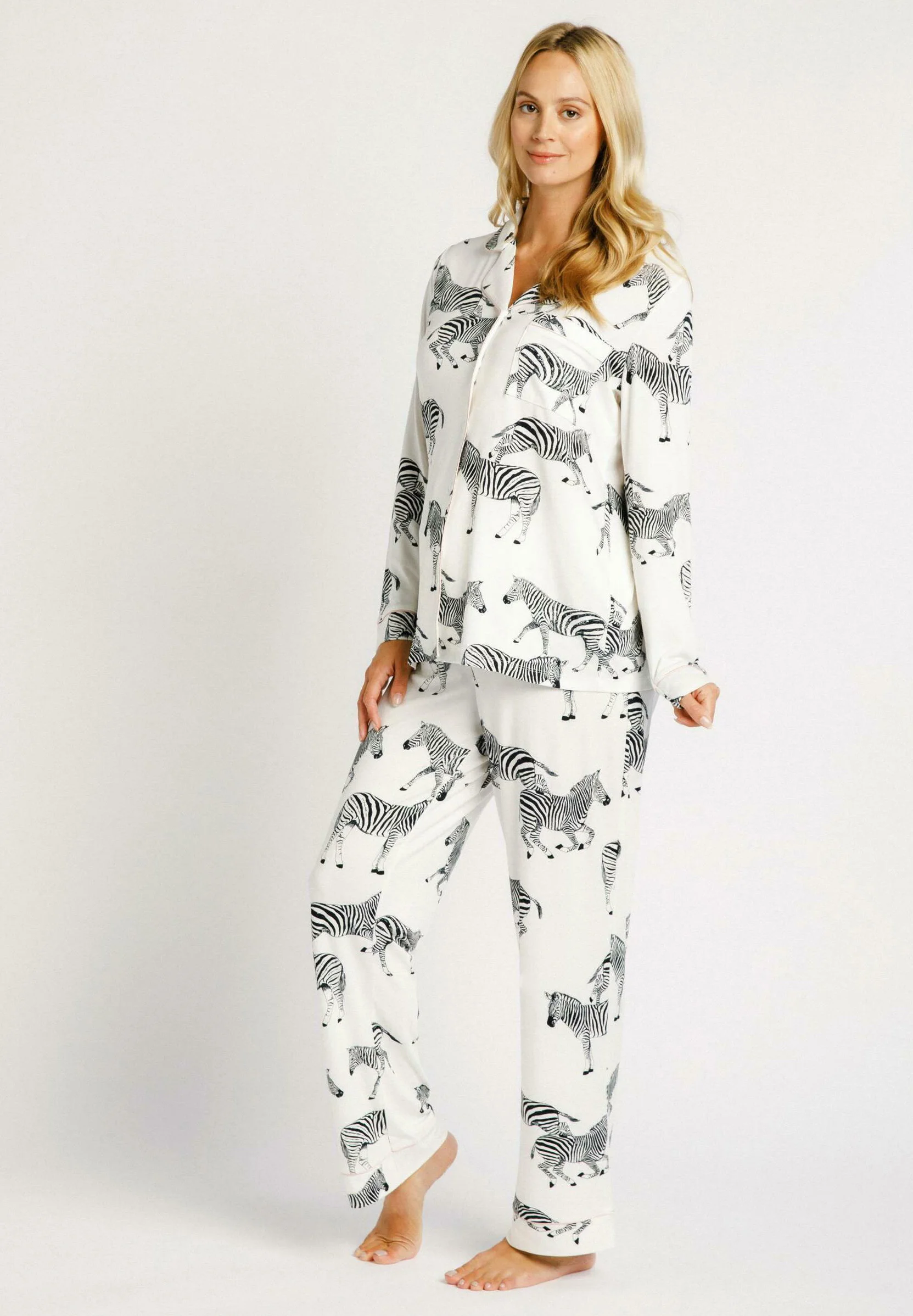 Pijama de maternidad con botones de cebra de Chelsea Peers