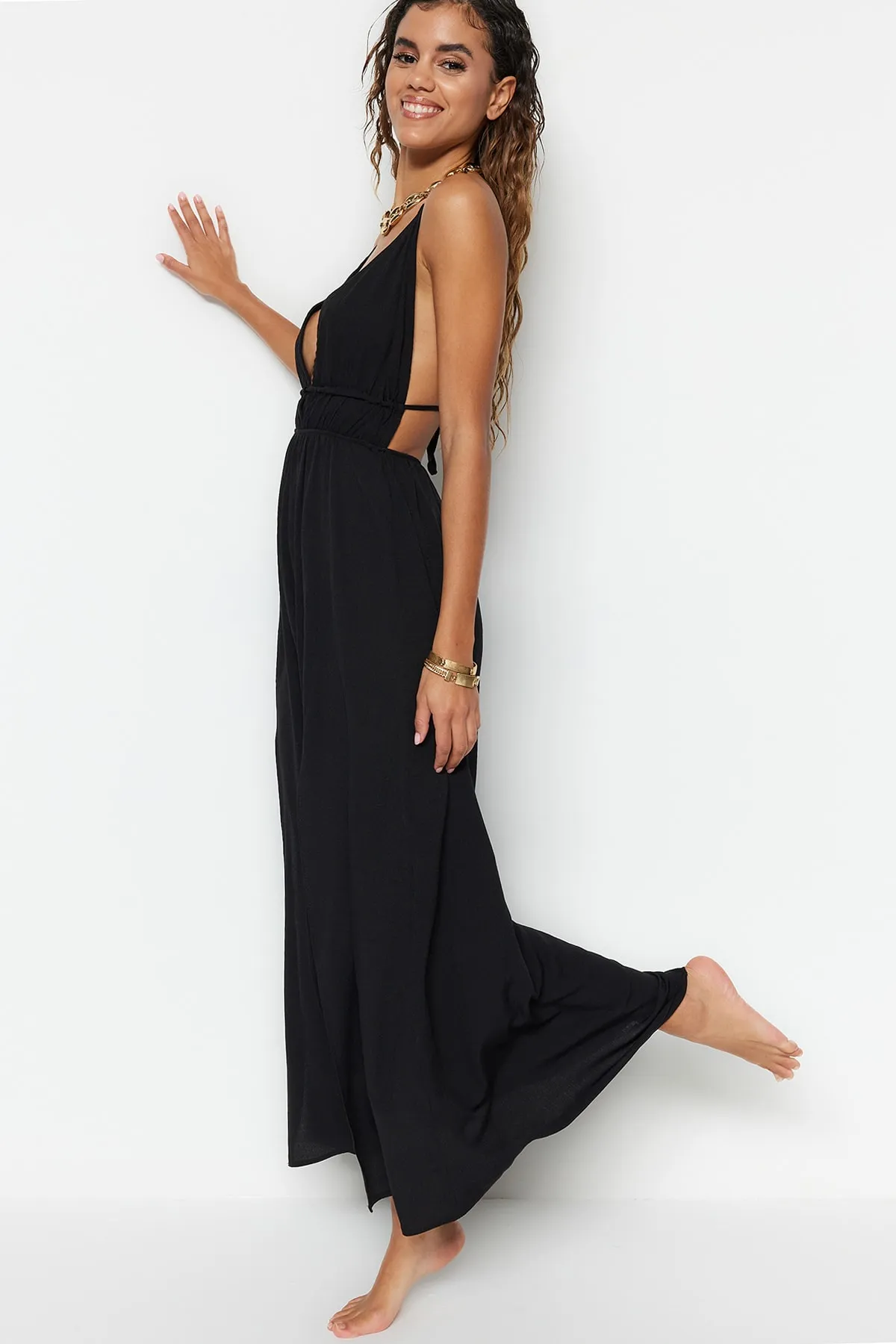 Trendyol Collection  Schwarzes, gerafftes Maxi-Strandkleid aus Webstoff TBESS23EL00063