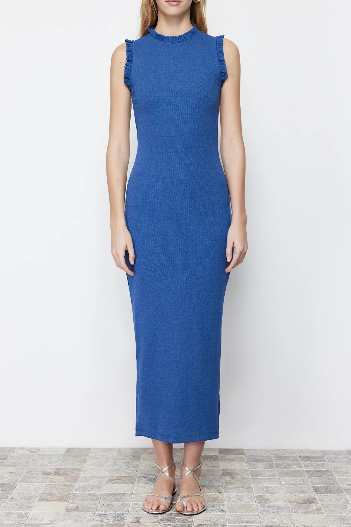 Trendyol Collection  Indigoblaues, geripptes, tailliertes Midi-Bleistiftkleid aus flexiblem Strick mit Rüschendetail TWOSS22EL1569